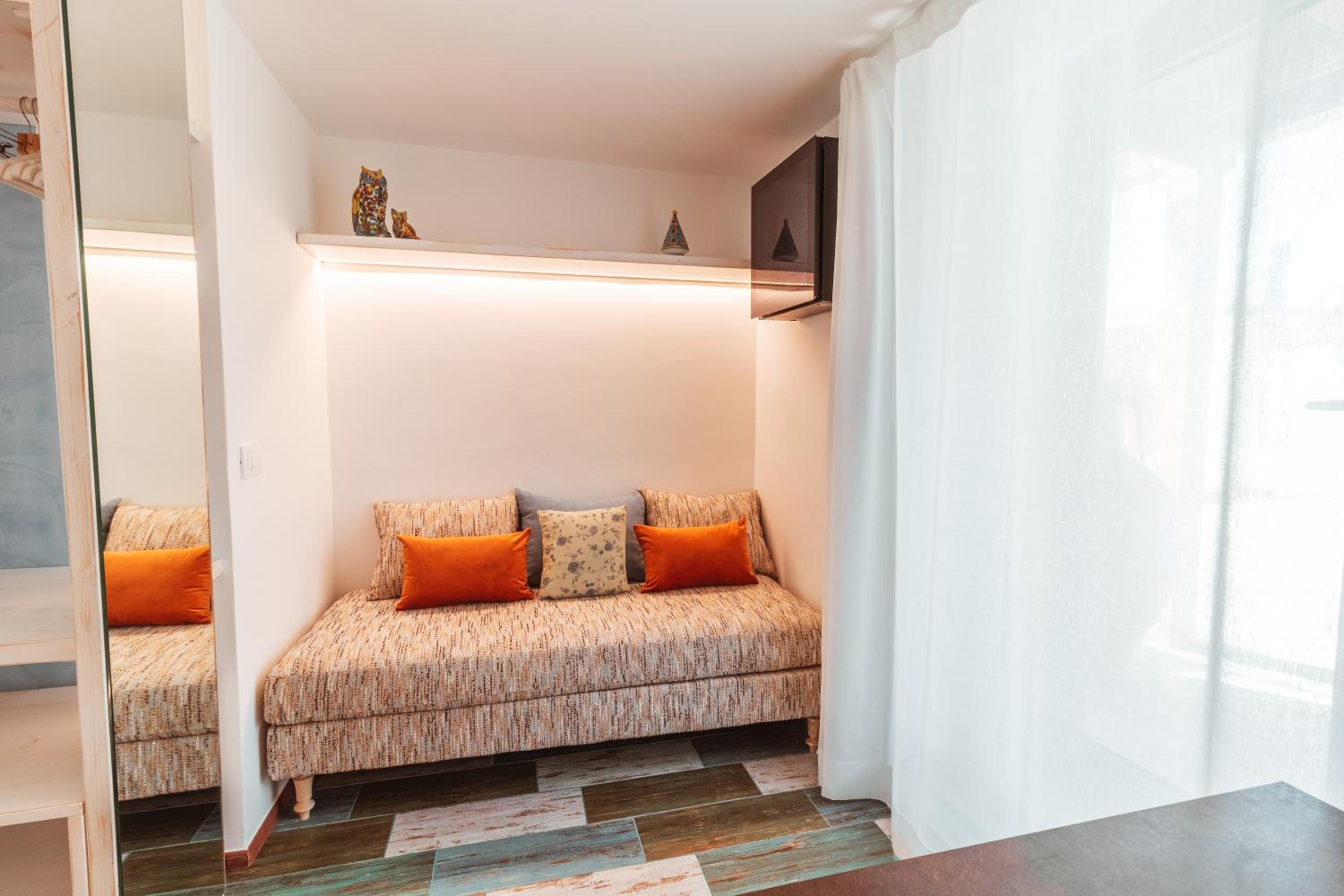 Double Room with Patio - Photo 20