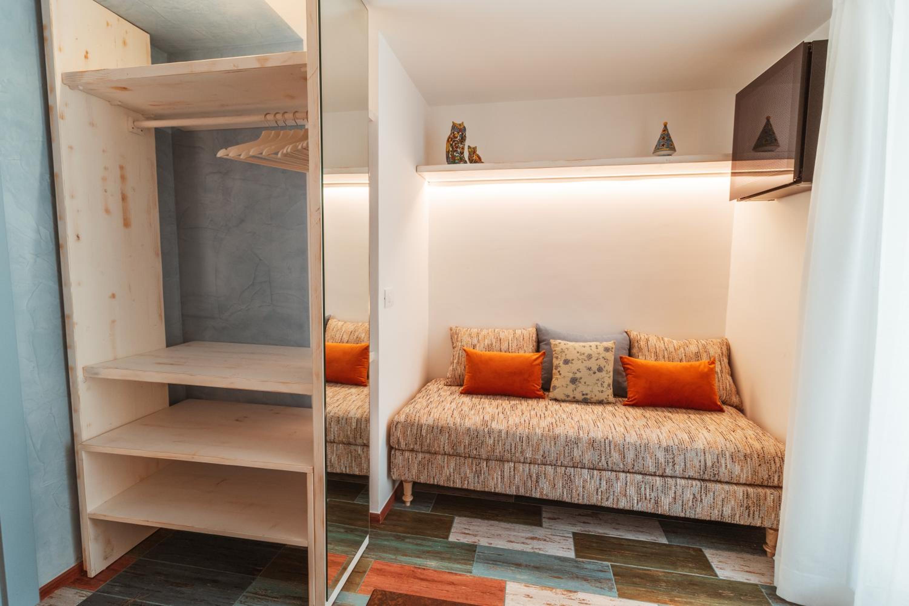 Double Room with Patio - Photo 18