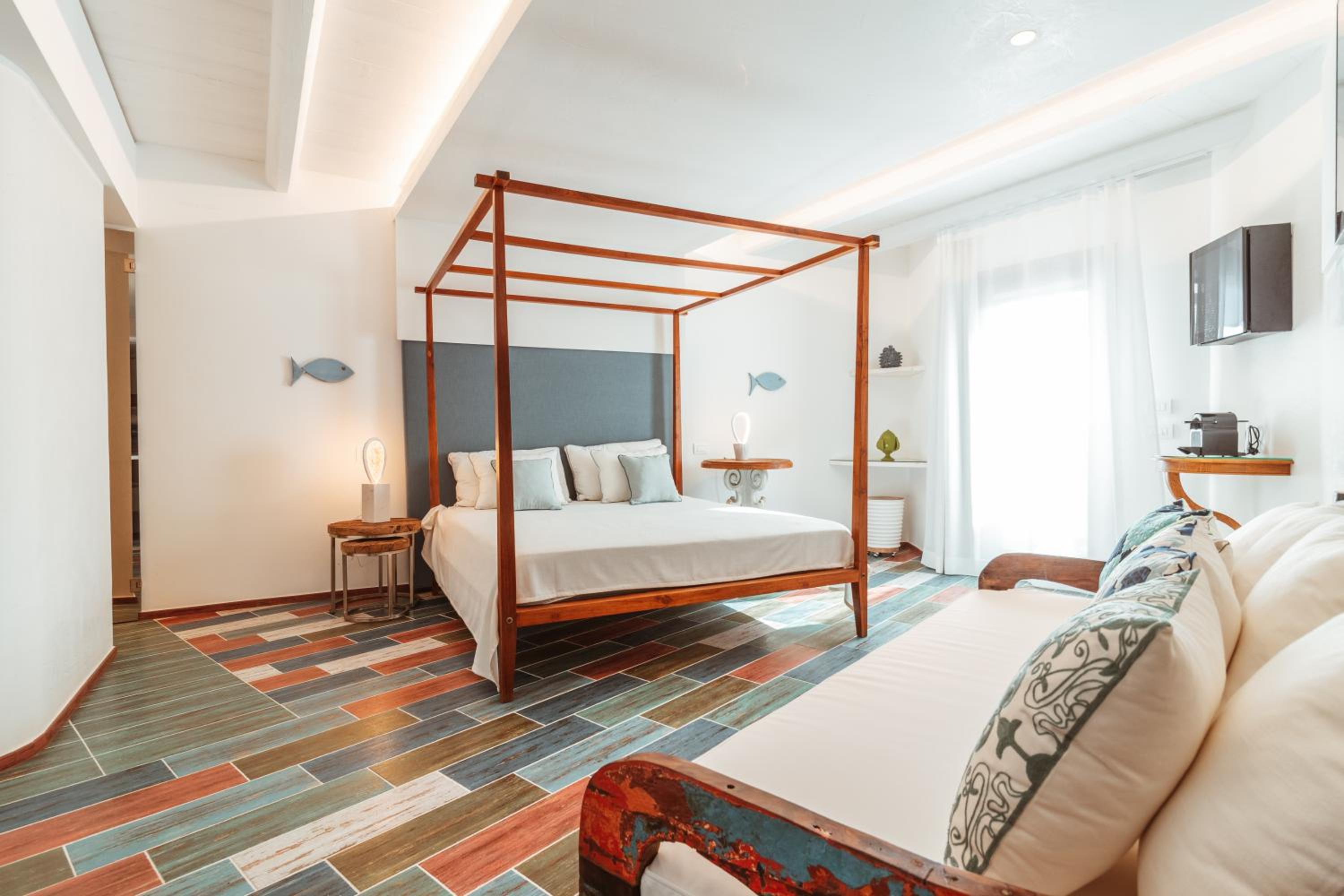 Deluxe Suite with Sea View - Photo 18