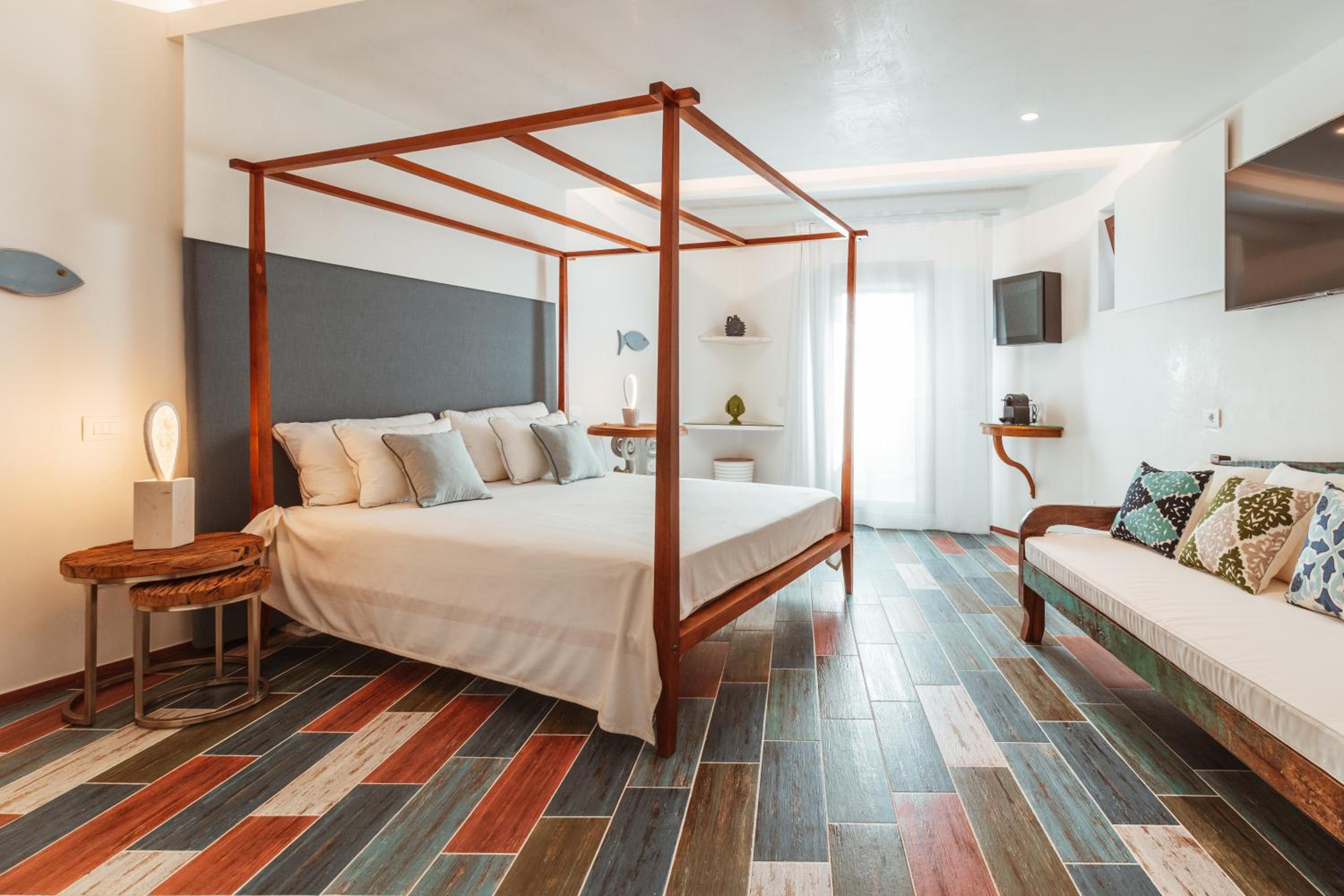 Deluxe Suite with Sea View - Photo 2