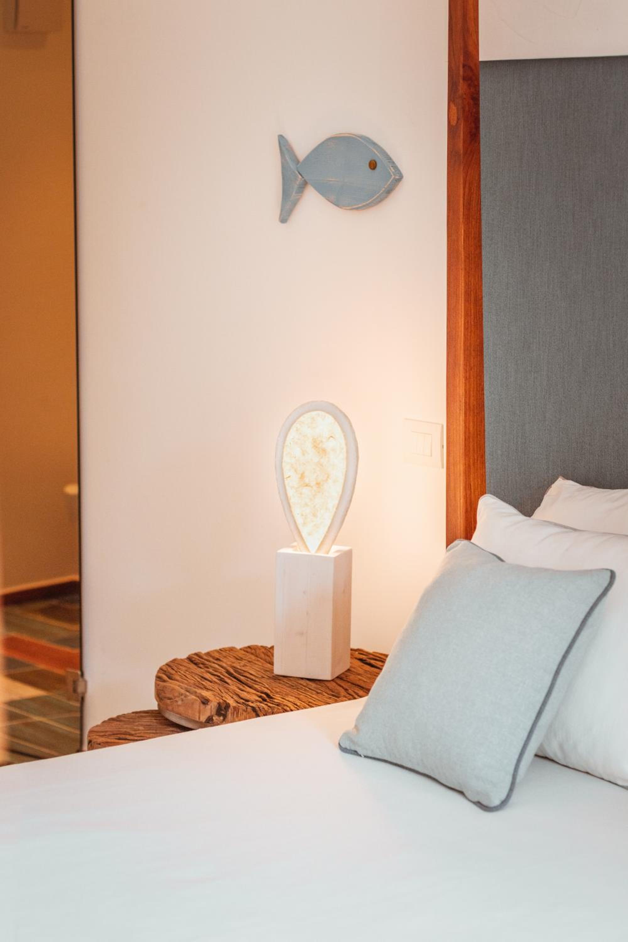 Deluxe Suite with Sea View - Photo 3