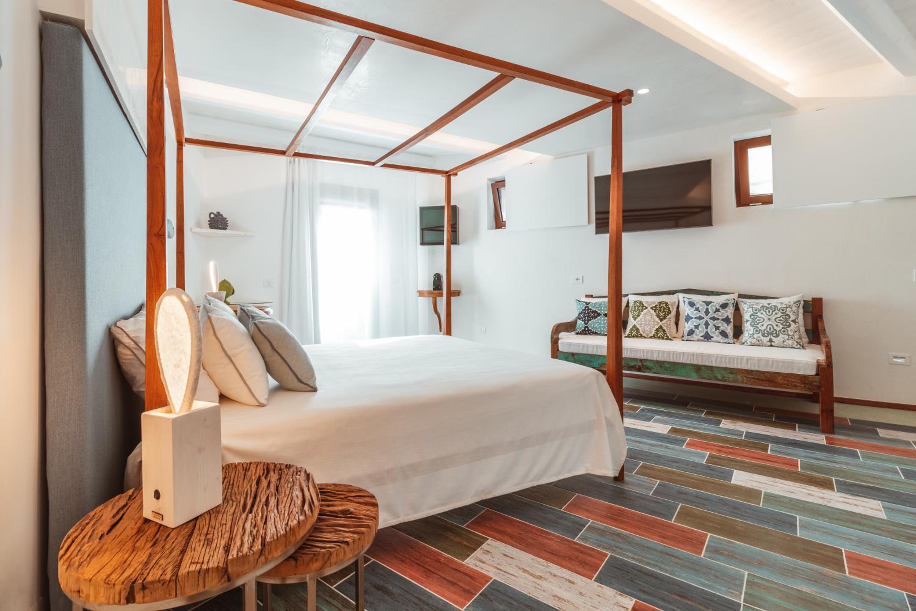 Deluxe Suite with Sea View - Photo 4