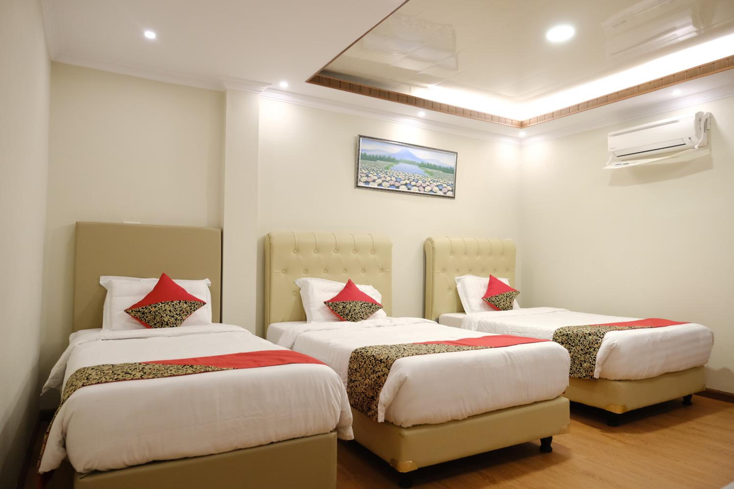 Suite - Photo 1