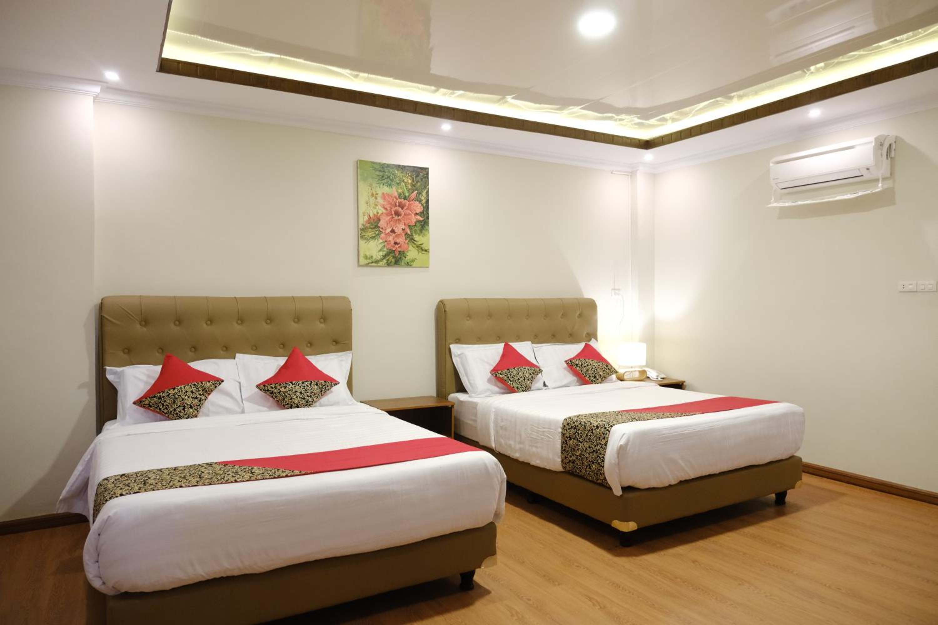 Queen Suite - Photo 1