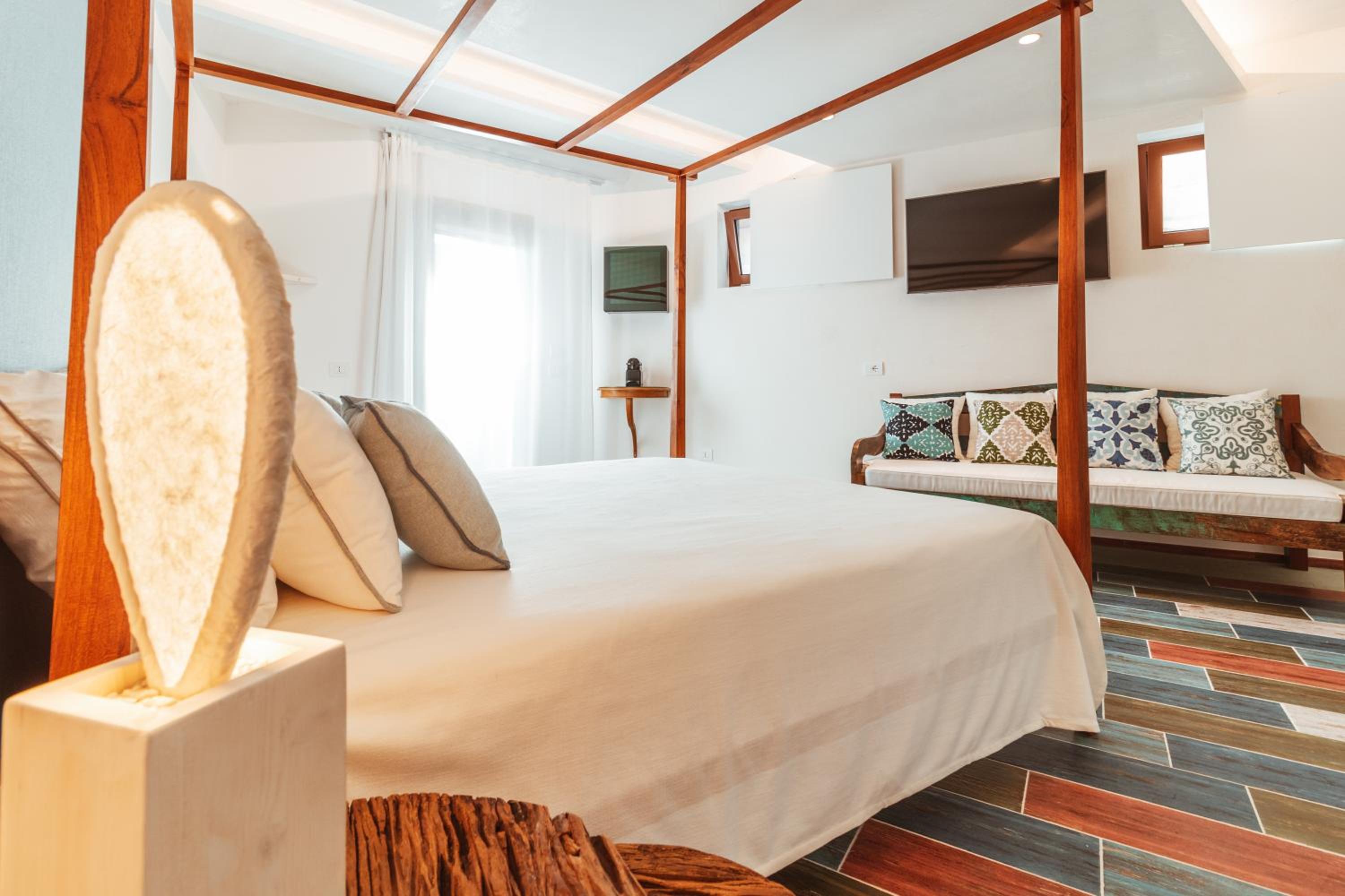 Deluxe Suite with Sea View - Photo 21