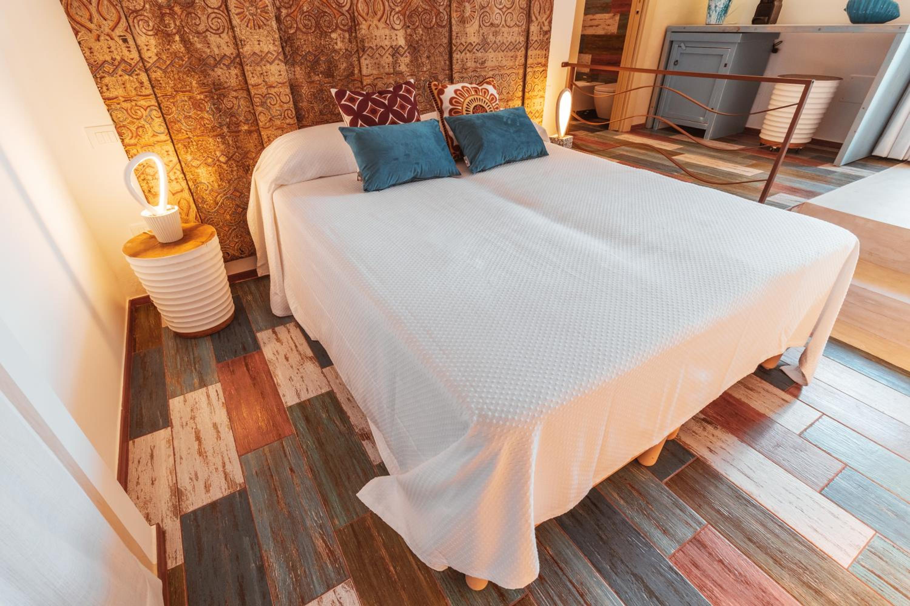 Deluxe Double Room with Sea View - Photo 9