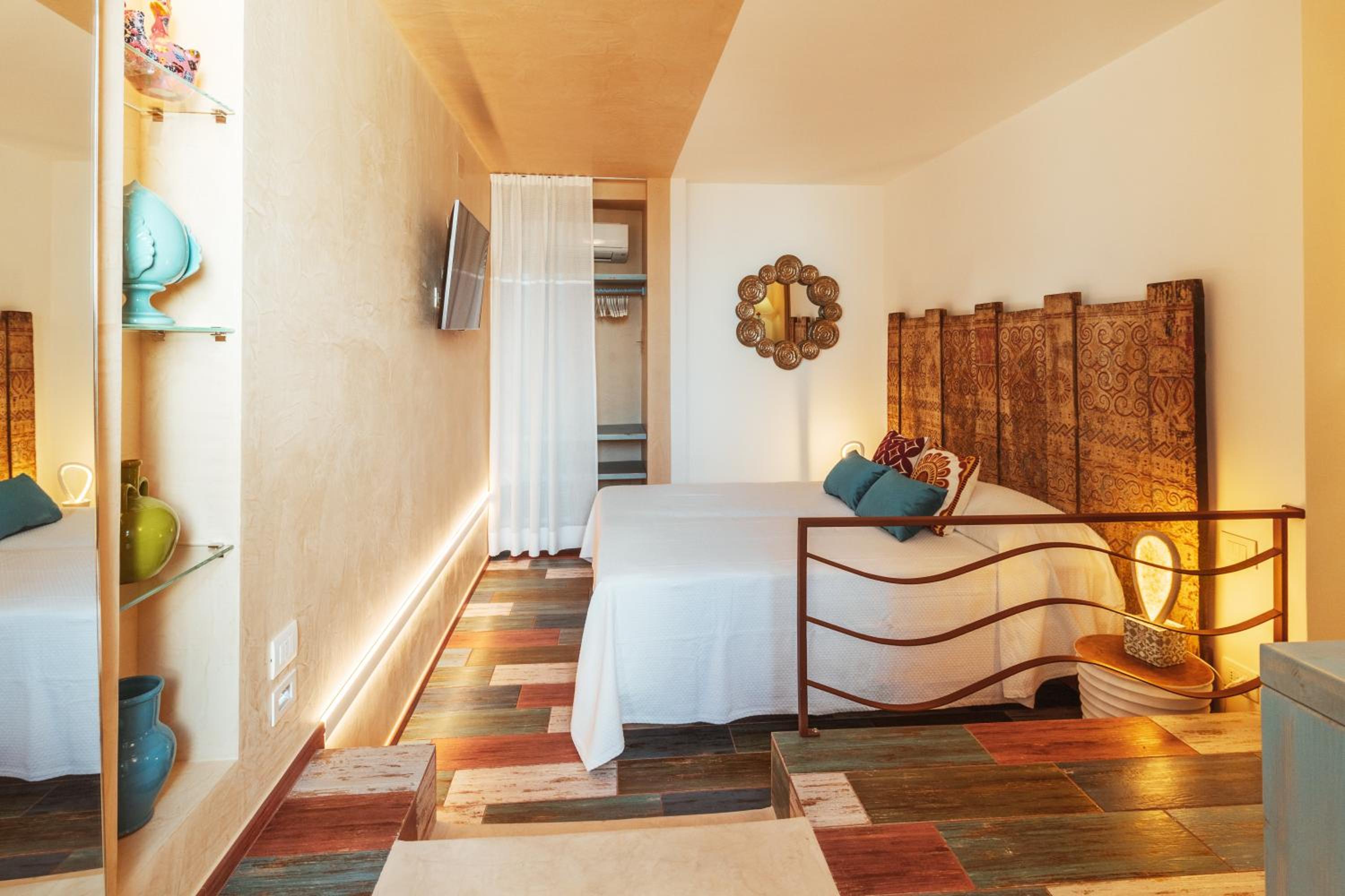Deluxe Double Room with Sea View - Photo 11