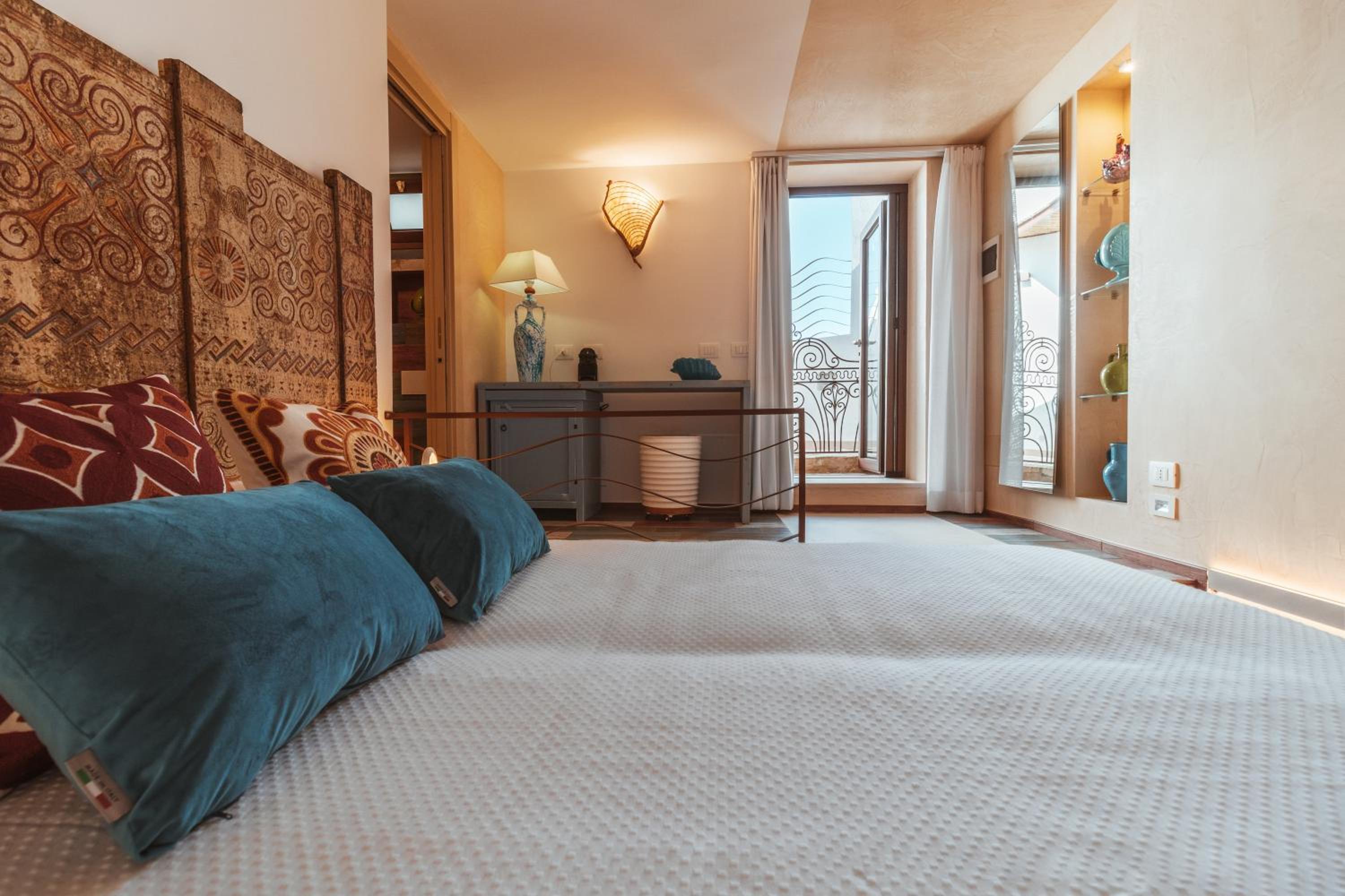Deluxe Double Room with Sea View - Photo 13