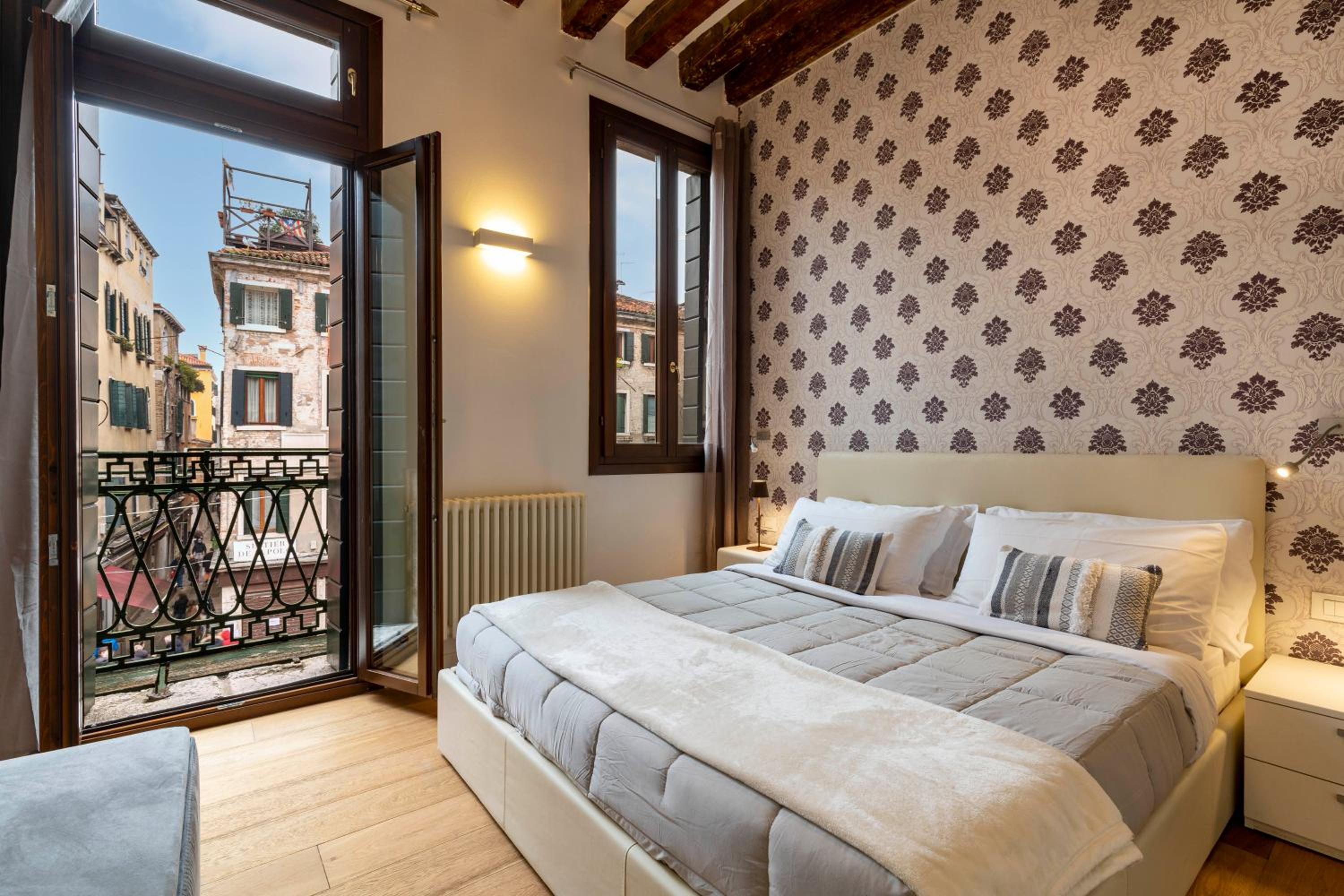 Apartment with Balcony and Canal View photo 1