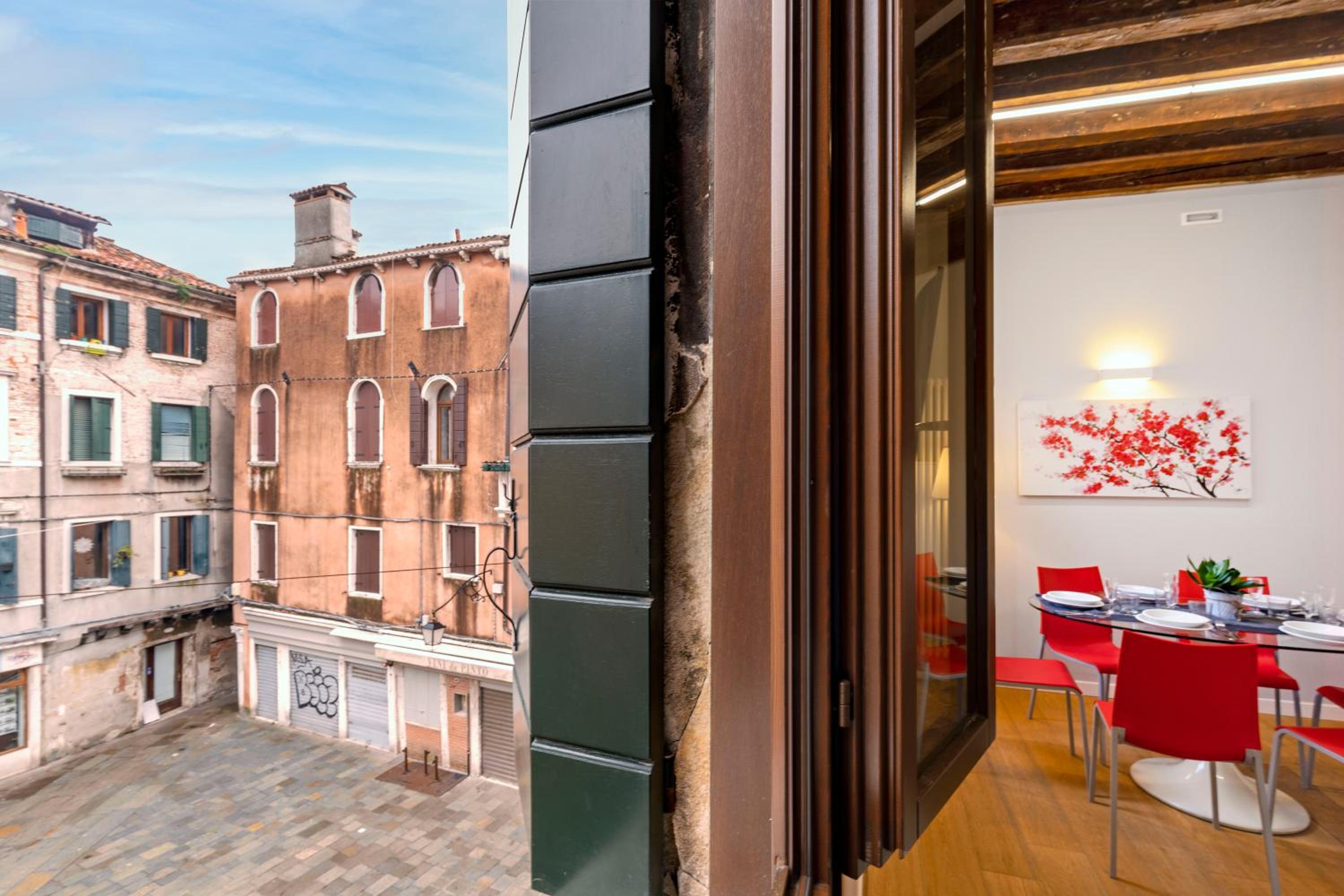 Apartment with Balcony and Canal View photo 3