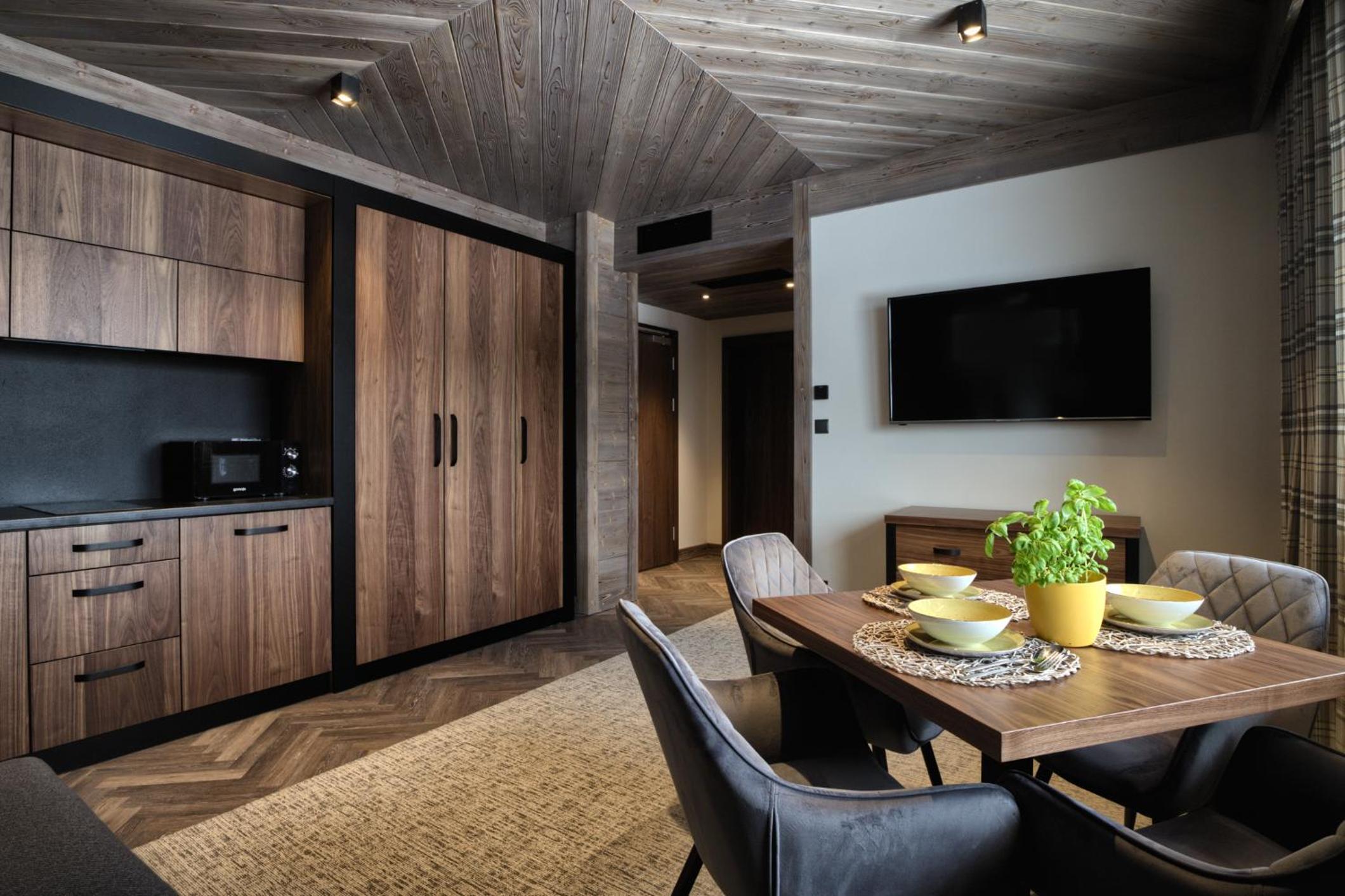 One-Bedroom Apartment with Kitchenette