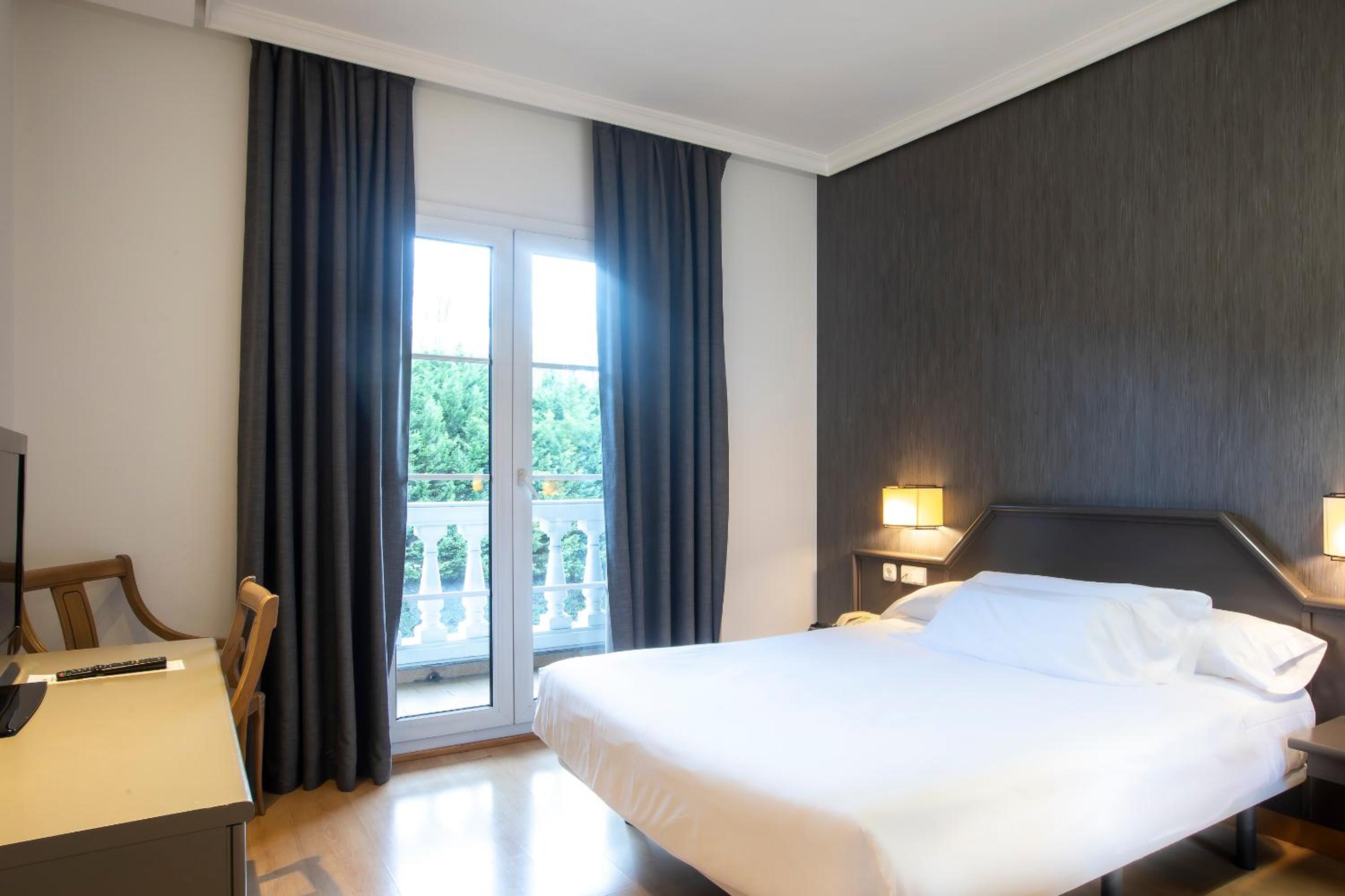 Double Room with Balcony - Photo 1