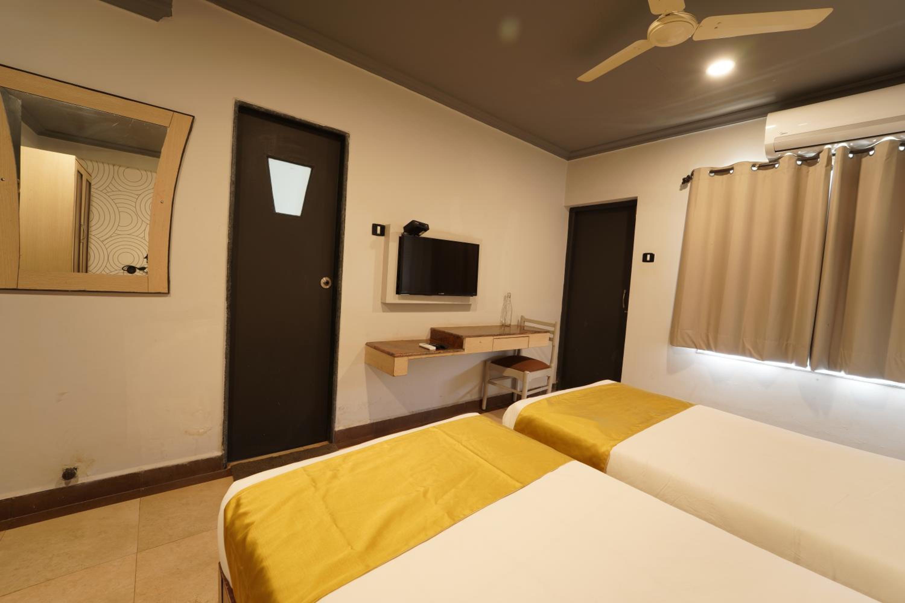 Standard Double Room - Photo 16