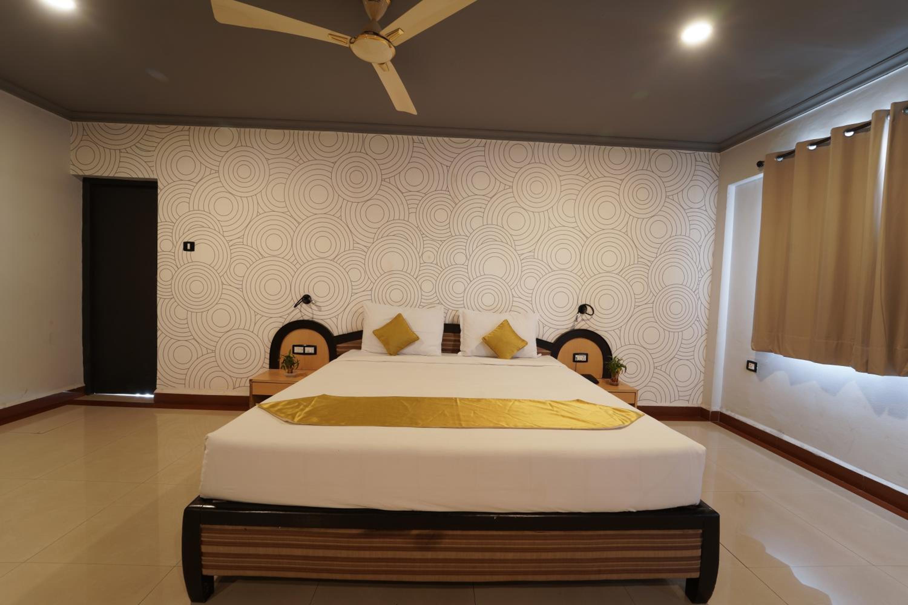 Deluxe Double or Twin Room with Balcony - Photo 19