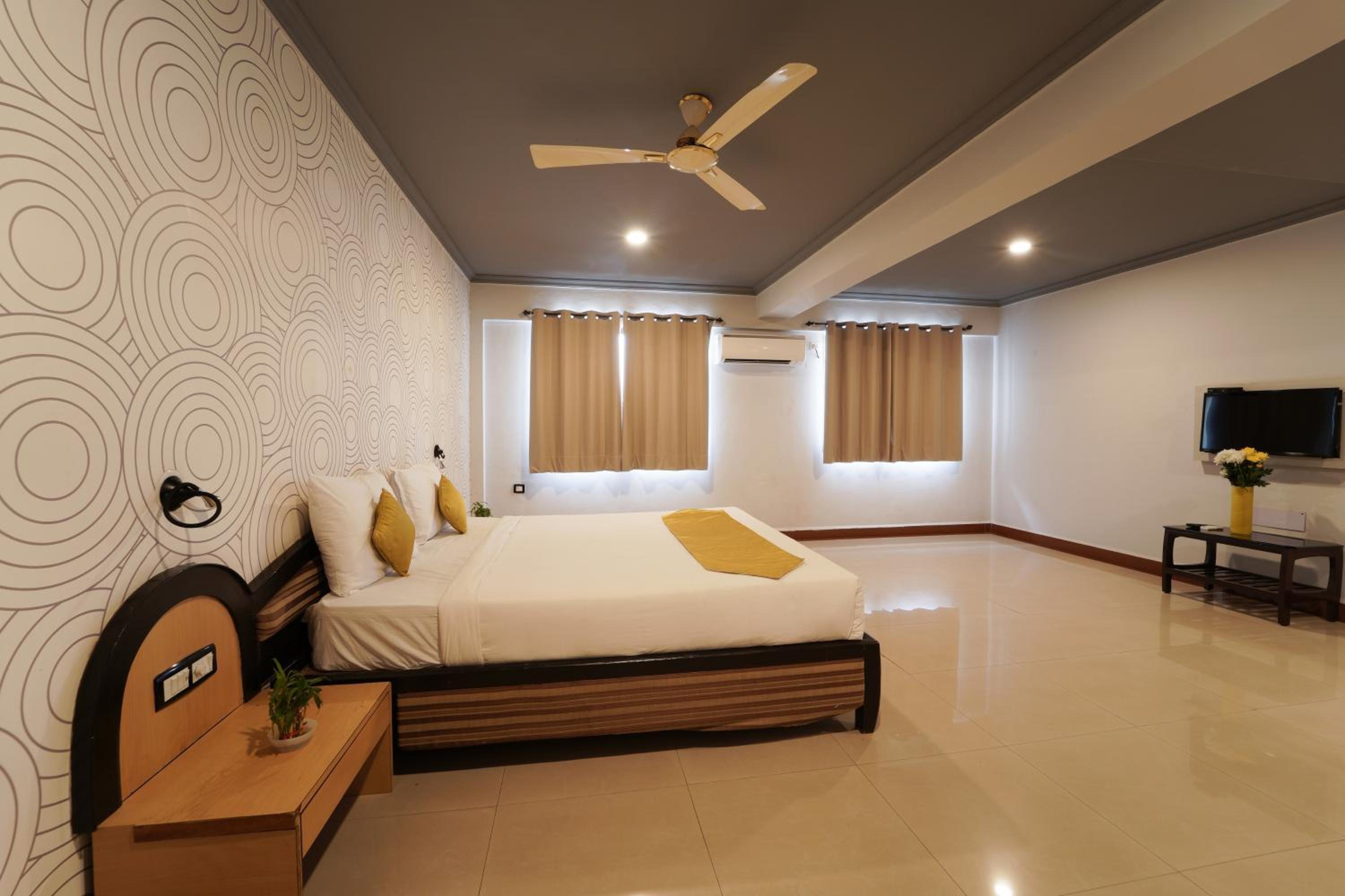 Deluxe Double or Twin Room with Balcony - Photo 1