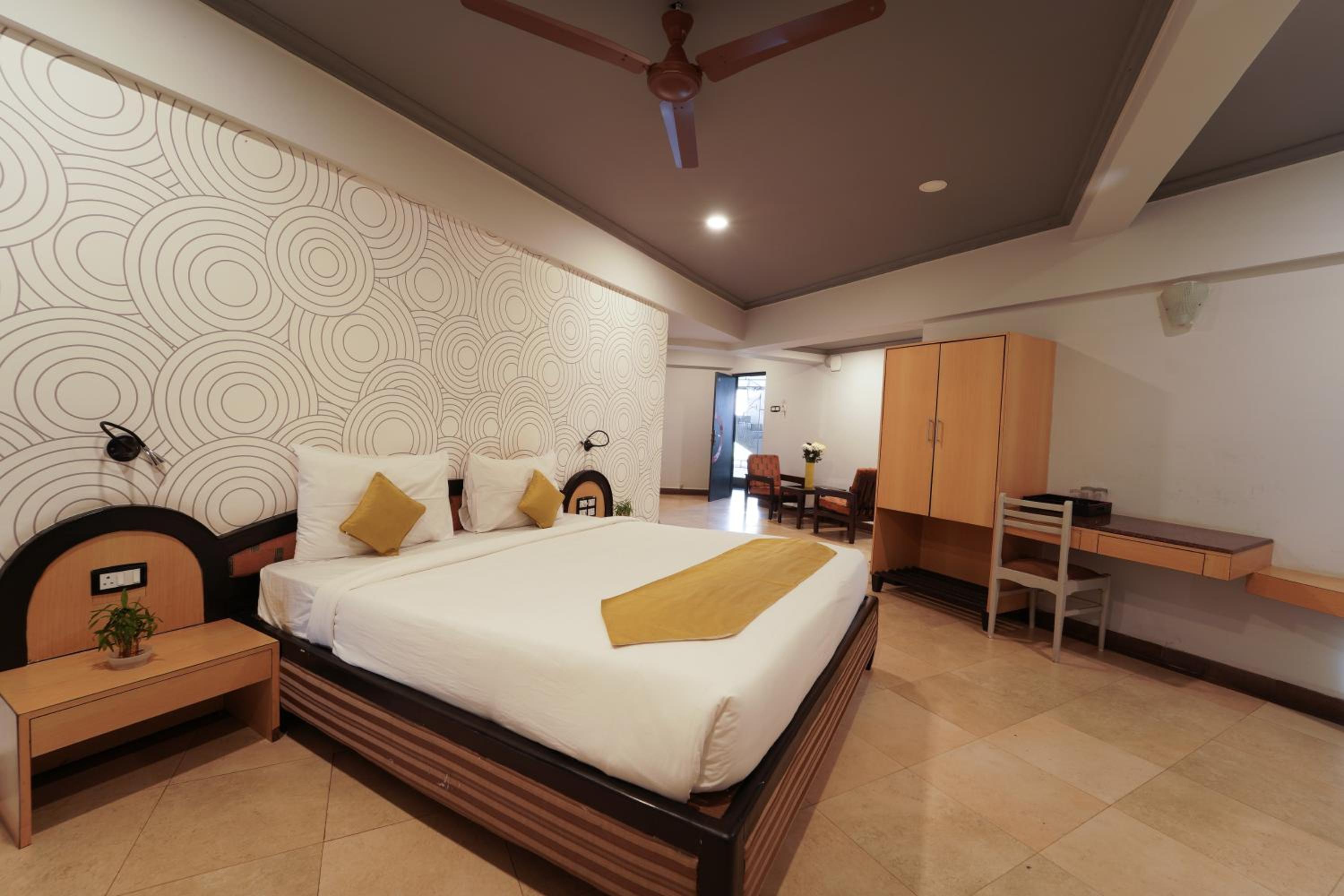 Deluxe Double or Twin Room with Balcony - Photo 3
