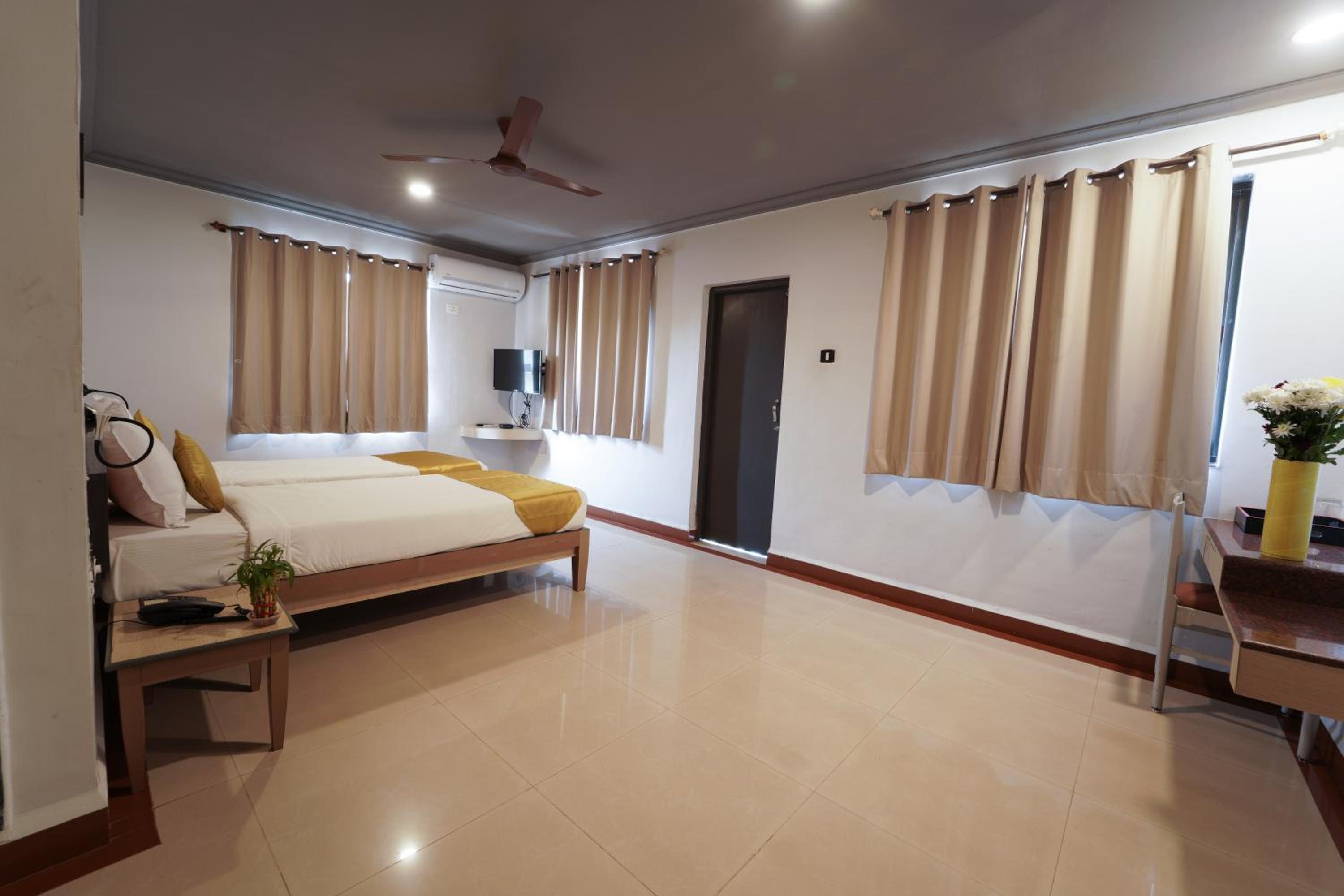 Standard Double Room - Photo 12