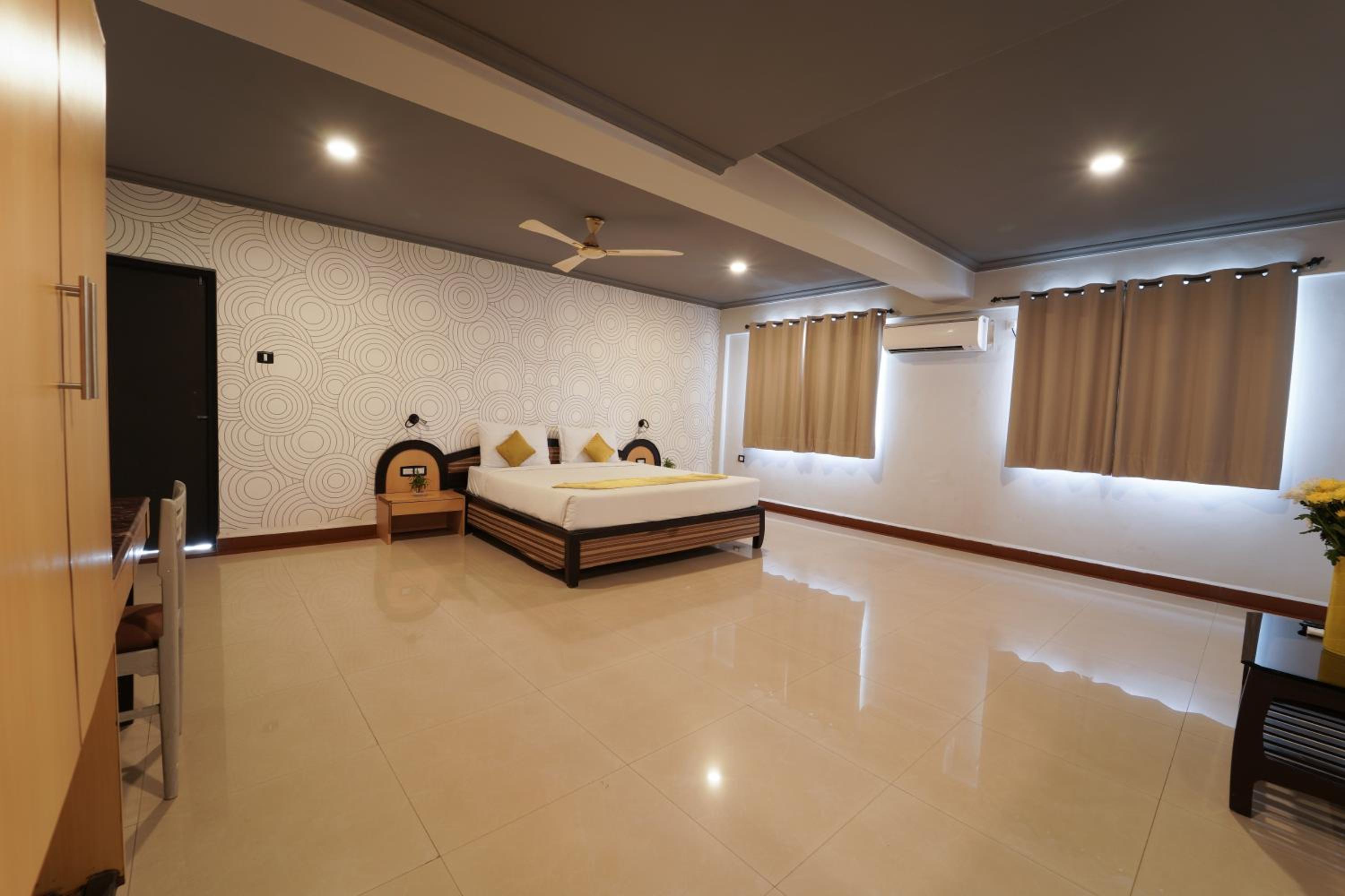 Deluxe Double or Twin Room with Balcony - Photo 2
