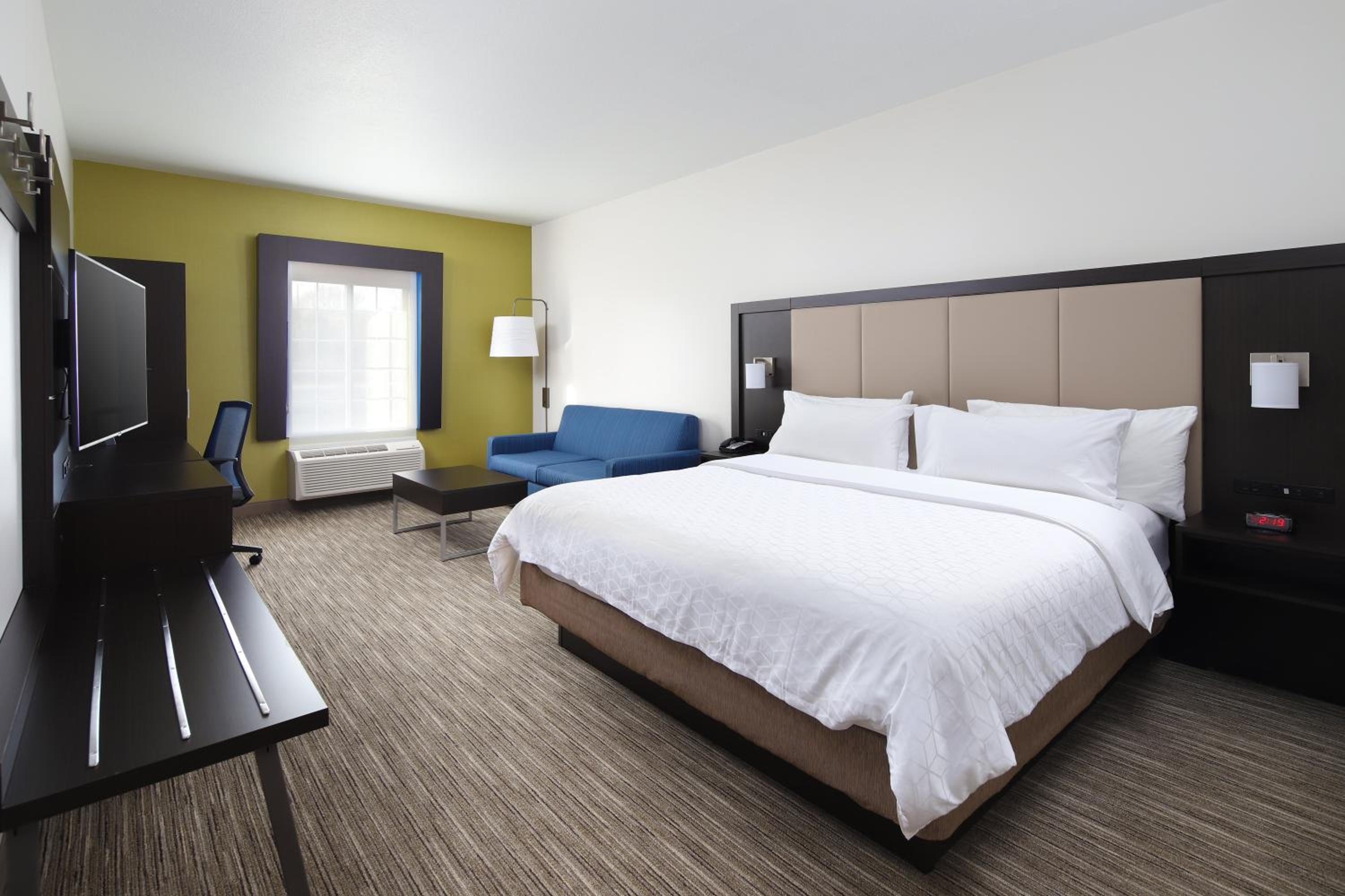Standard King Room with Sofa Bed - Photo 9