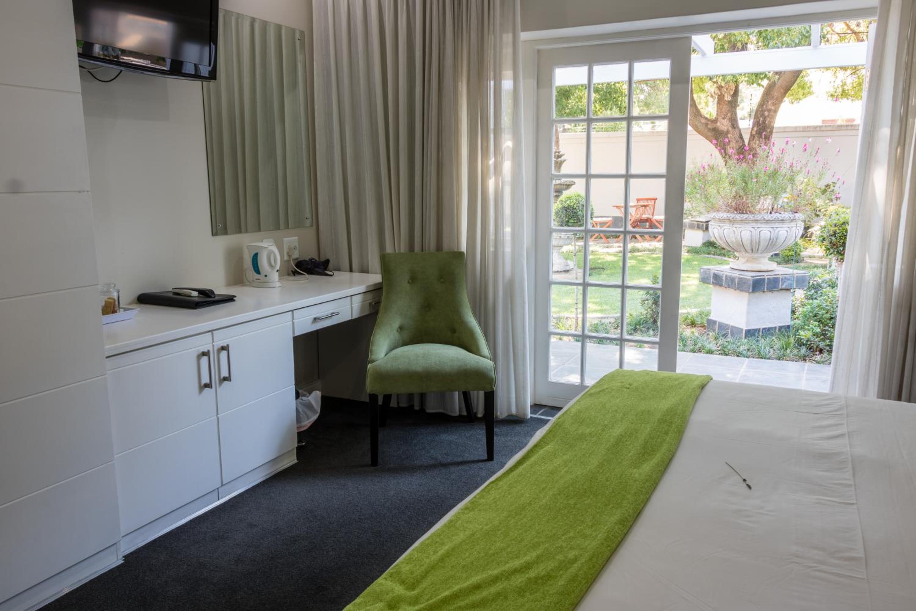 Queen Room with Pool View - Photo 17