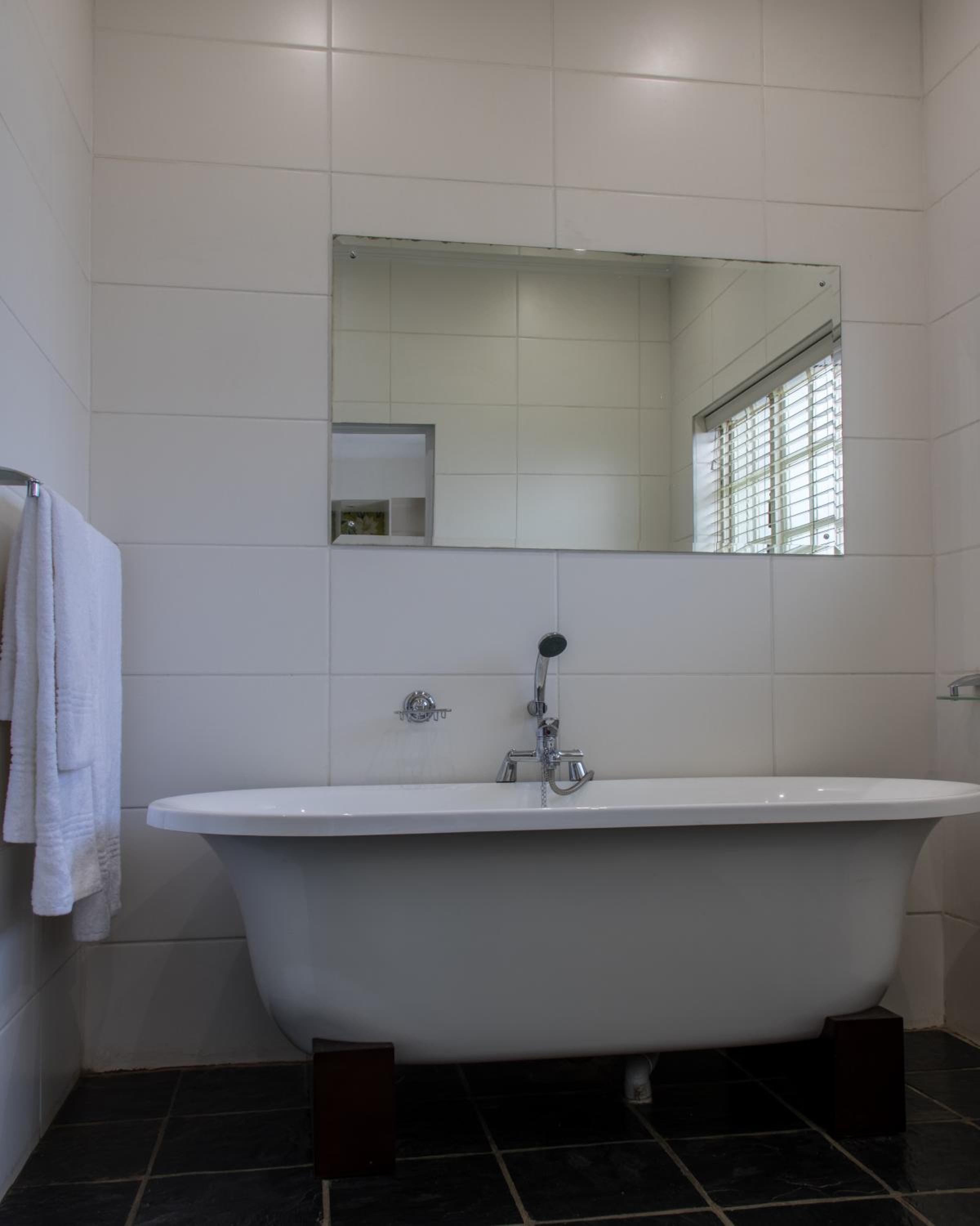 Queen Room with Garden View - Photo 9