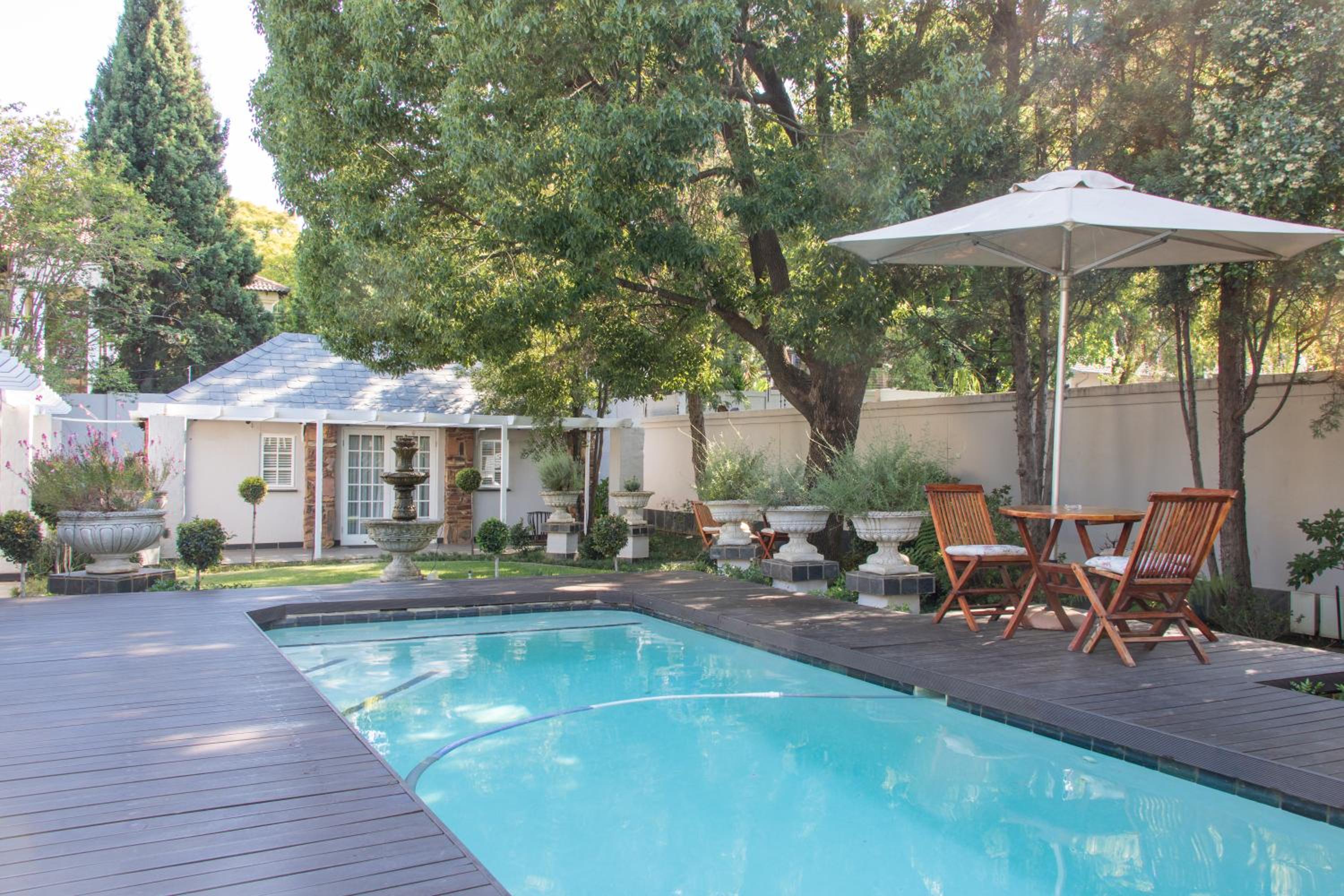 Queen Room with Pool View - Photo 15