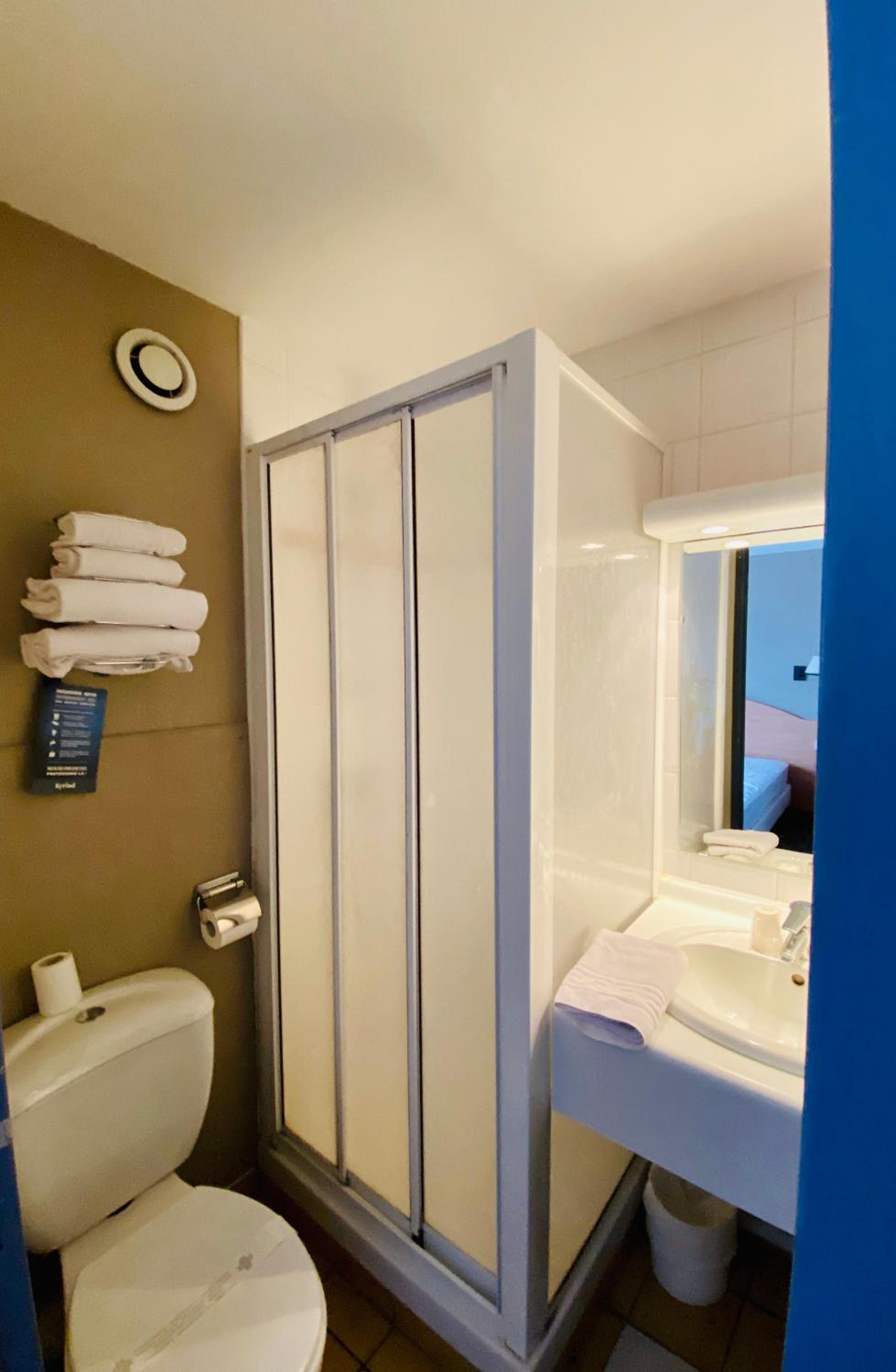 Twin Room - Photo 2