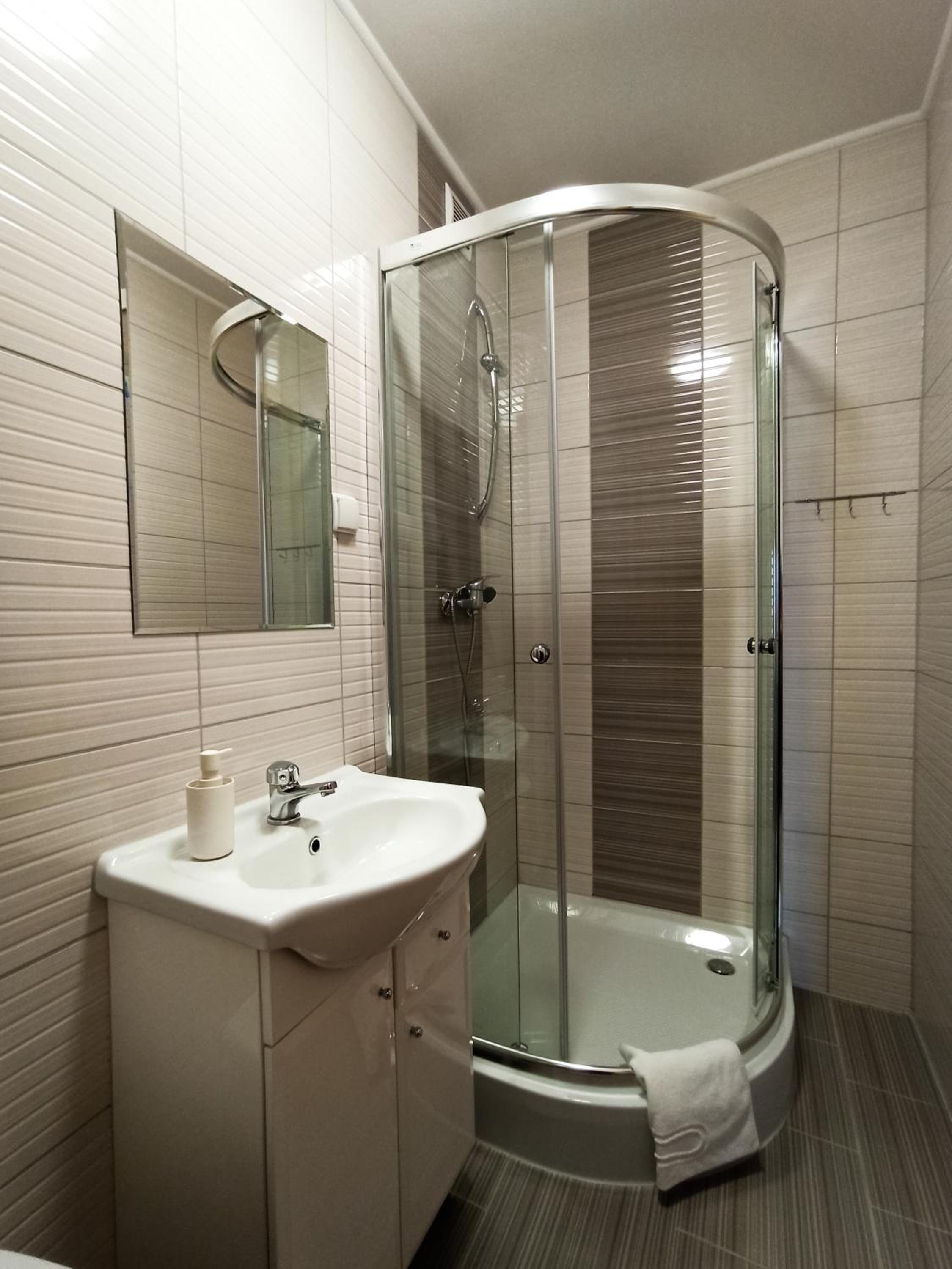 Quadruple Room with Balcony - Photo 7