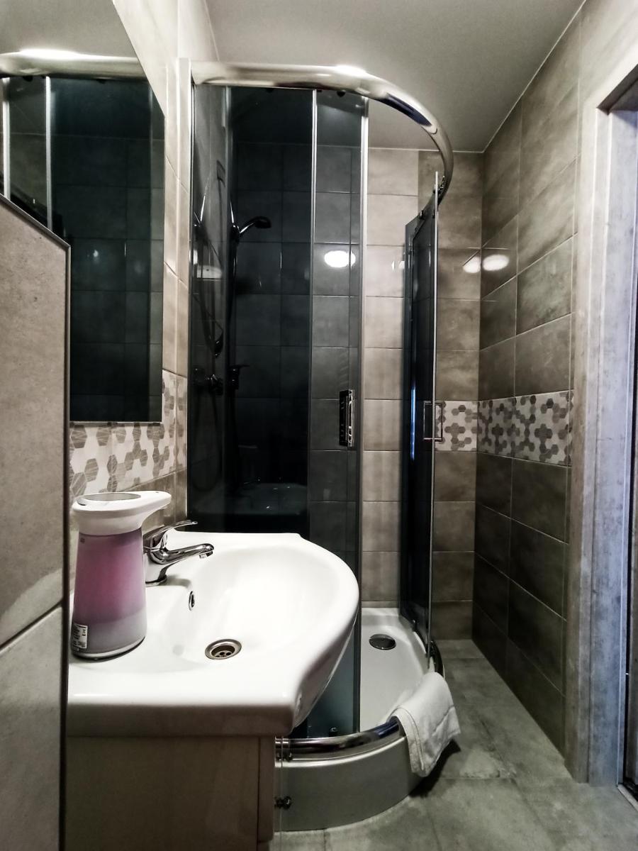 Quadruple Room with Balcony - Photo 11