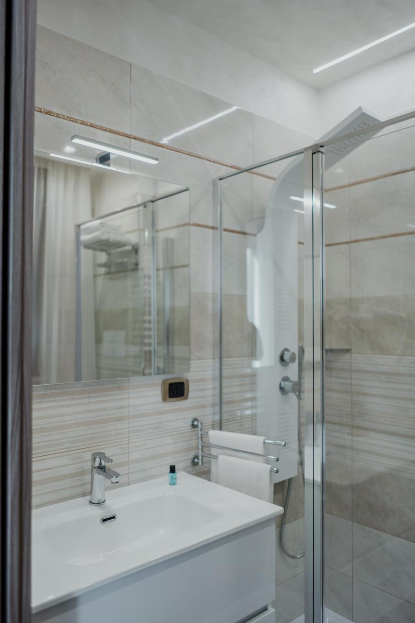 Double Room - Photo 15