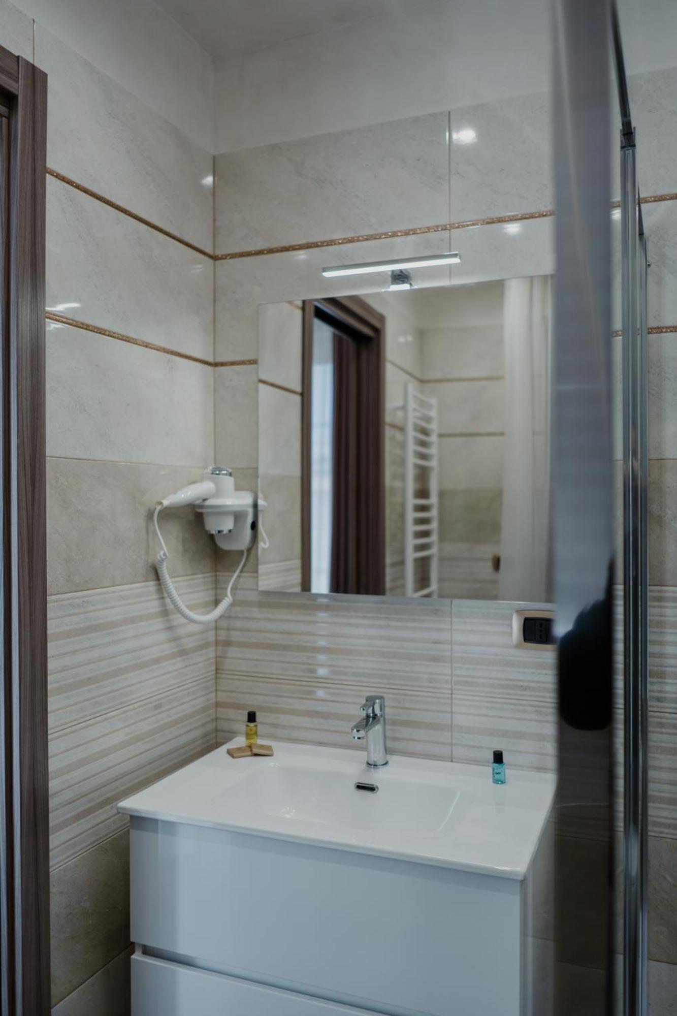Double Room - Photo 17