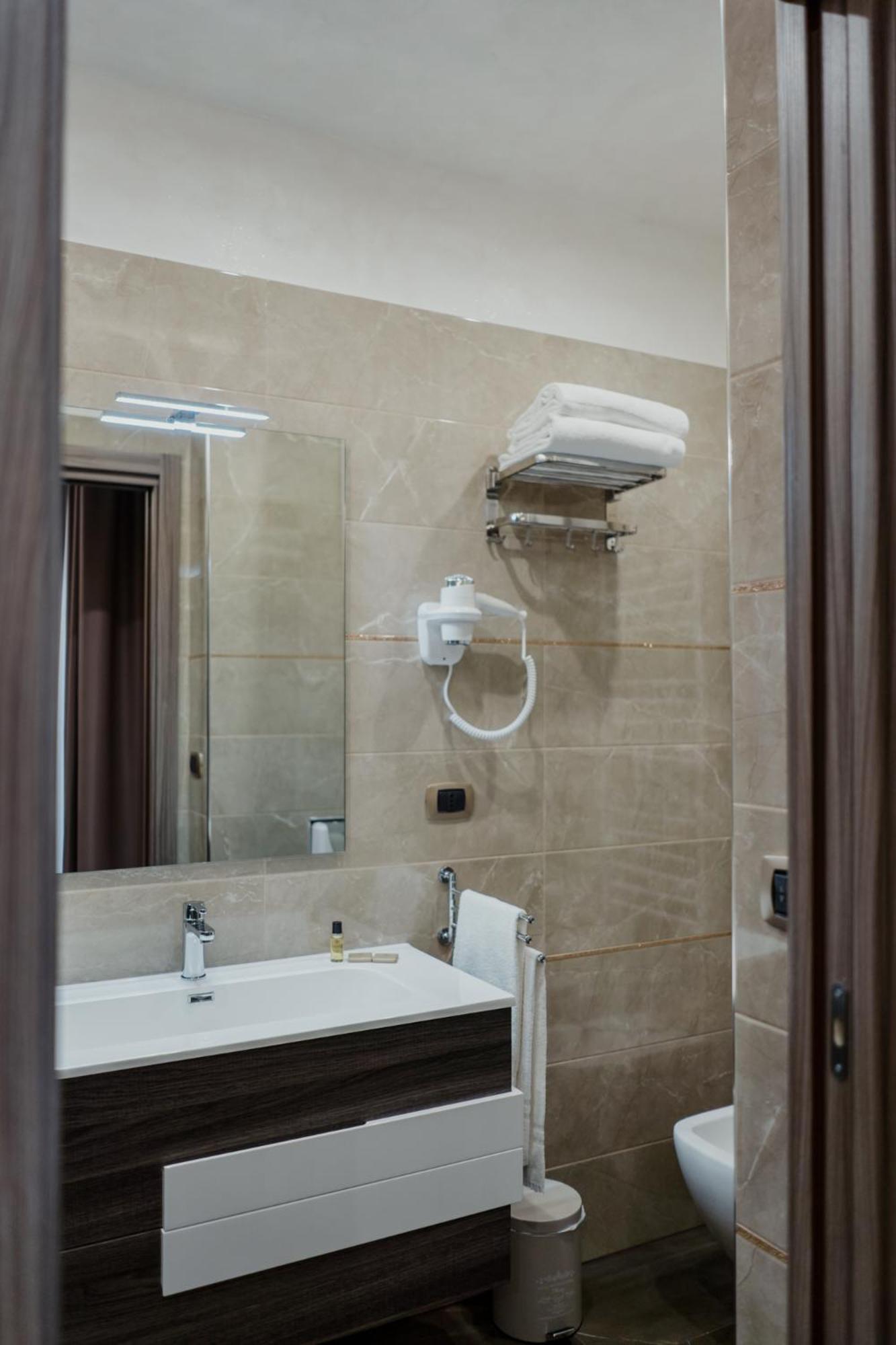 Twin Room - Photo 12