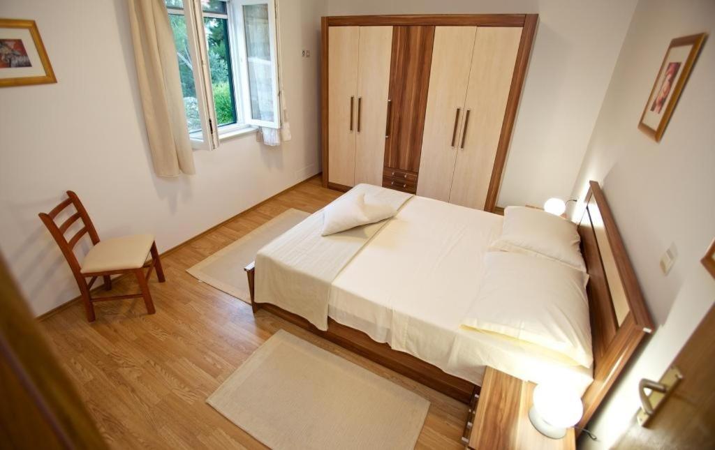 Comfort One-Bedroom Apartment with Terrace and Garden View photo 1