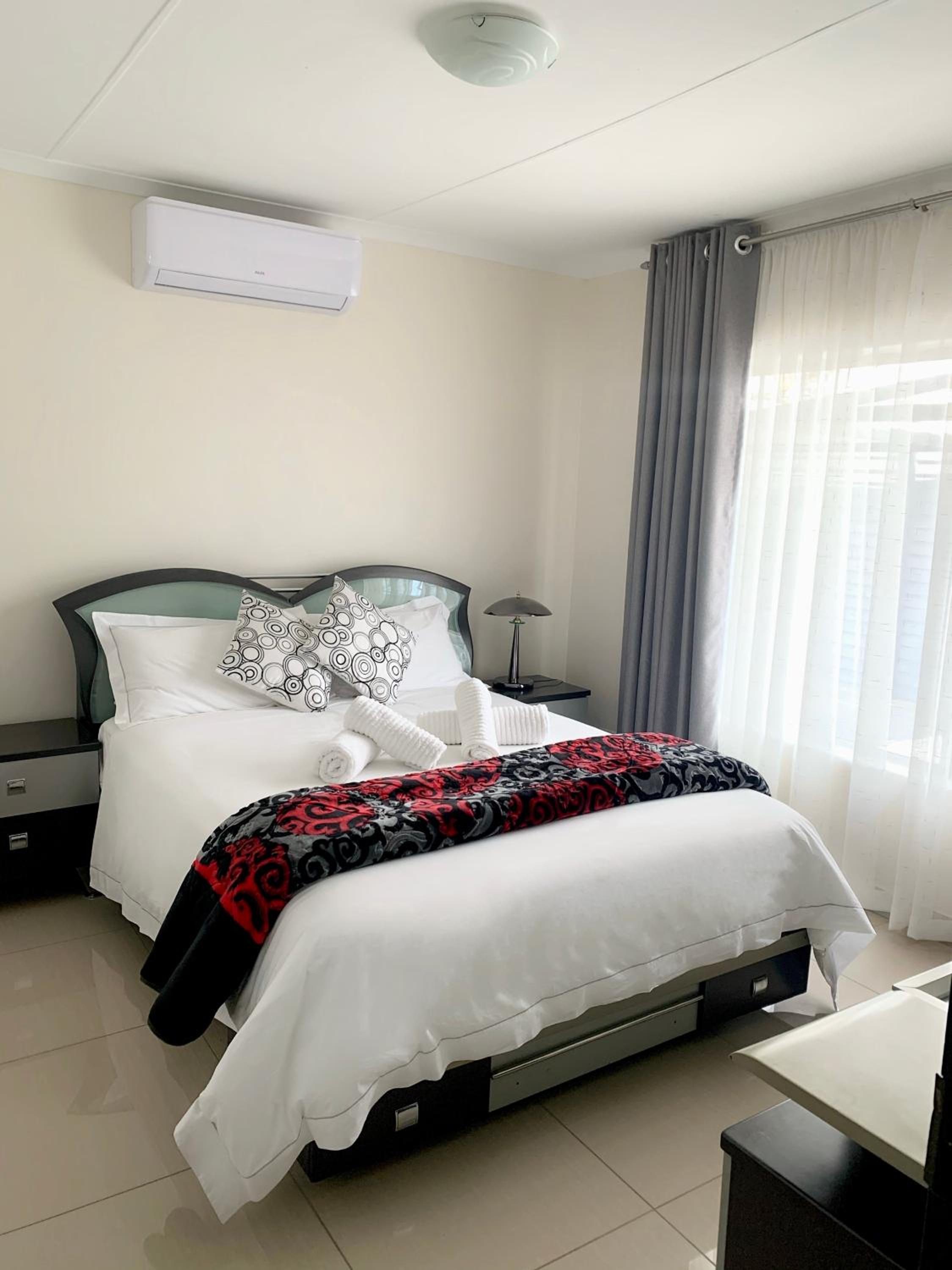 Three-Bedroom Apartment - Photo 7