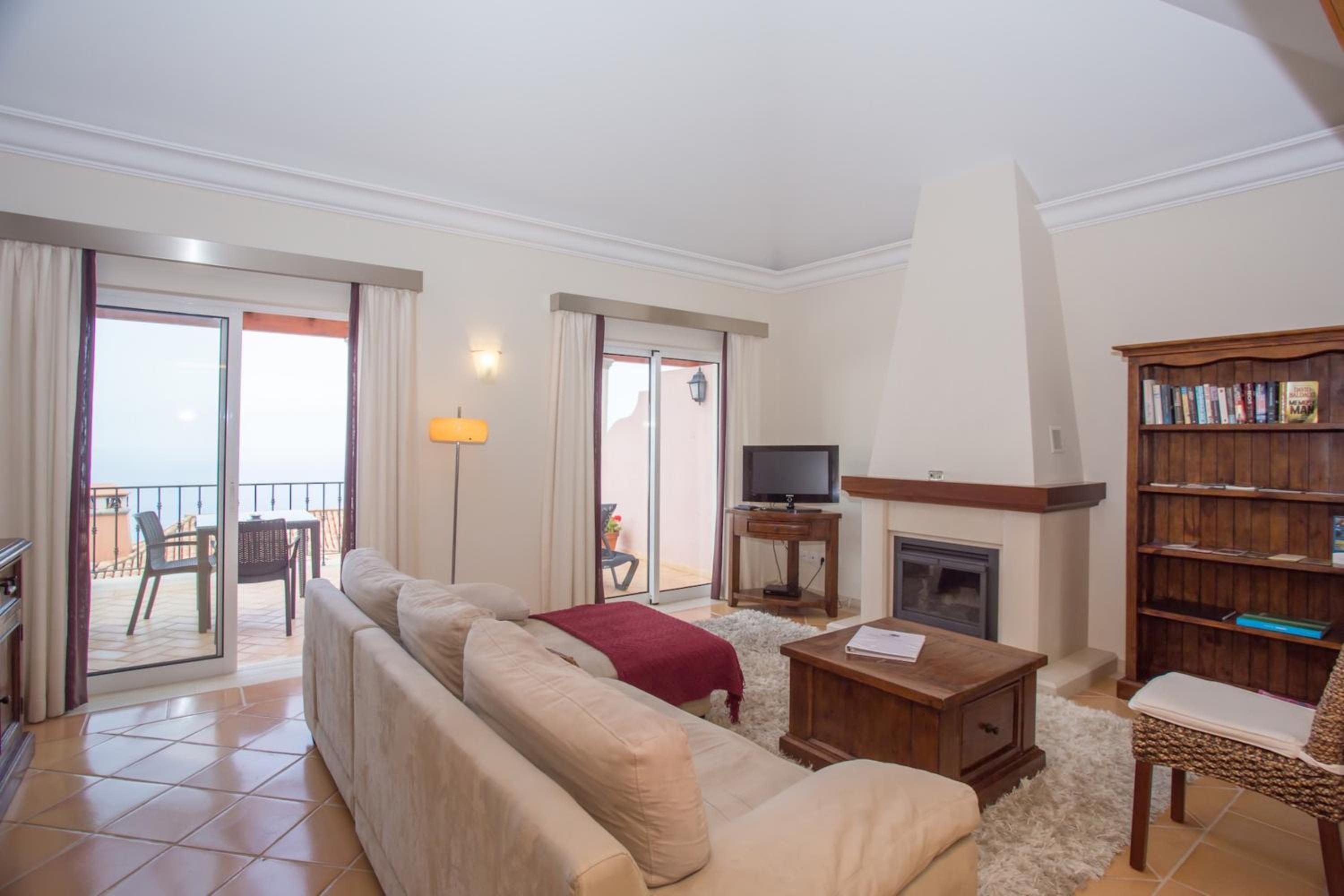 One-Bedroom Apartment with Sea View photo 3