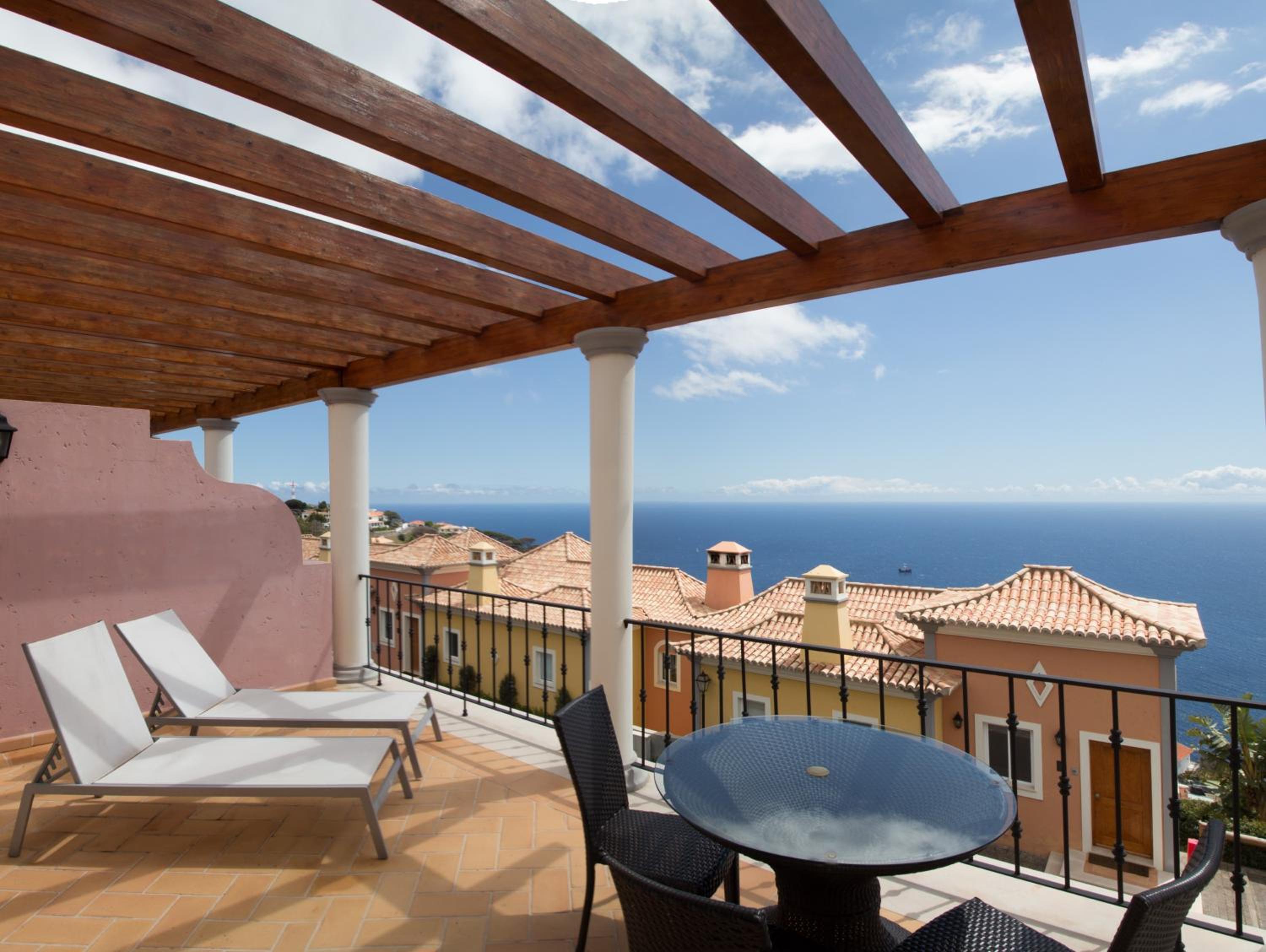 One-Bedroom Apartment with Sea View photo 2