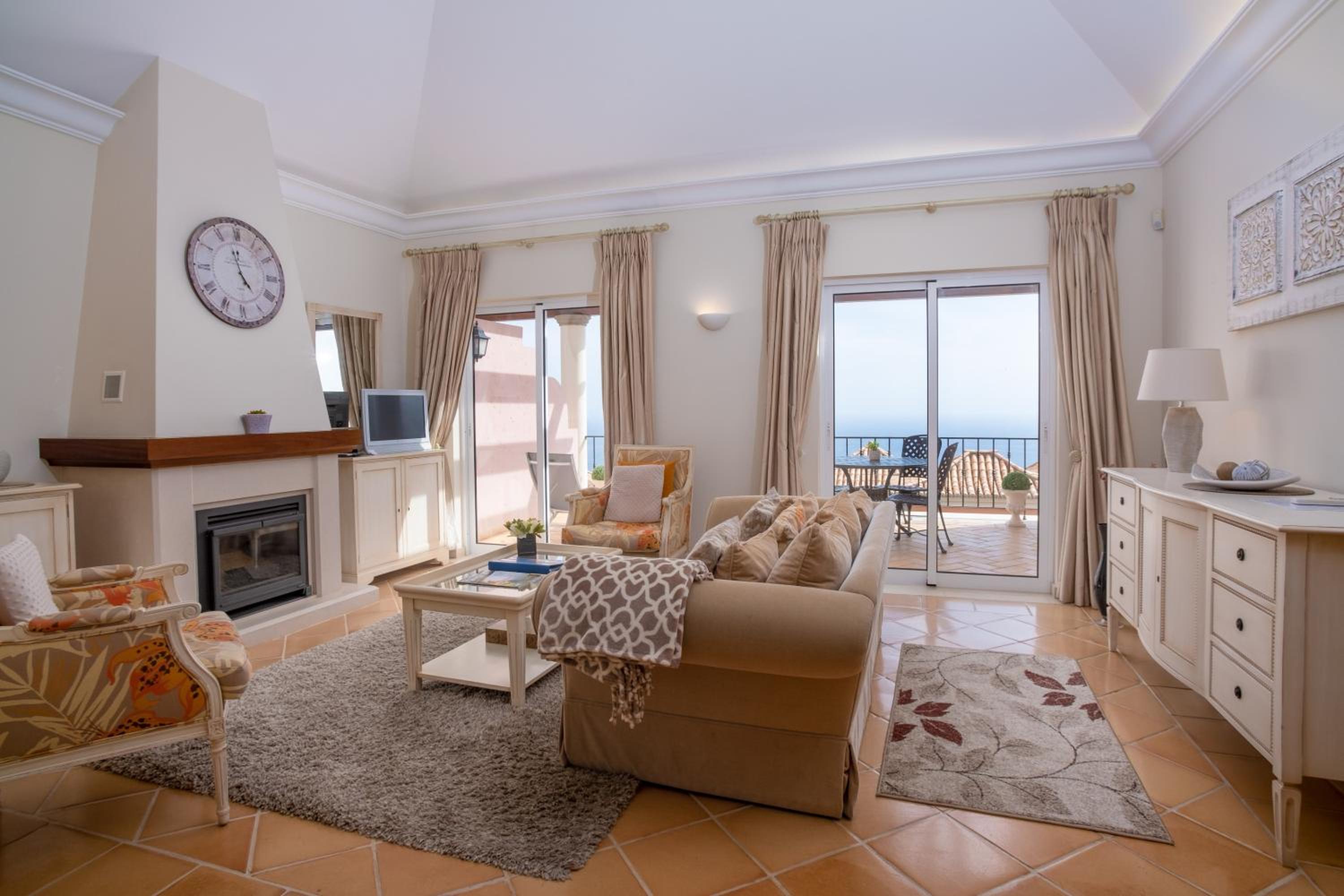 Two-Bedroom Apartment With Sea View photo 3