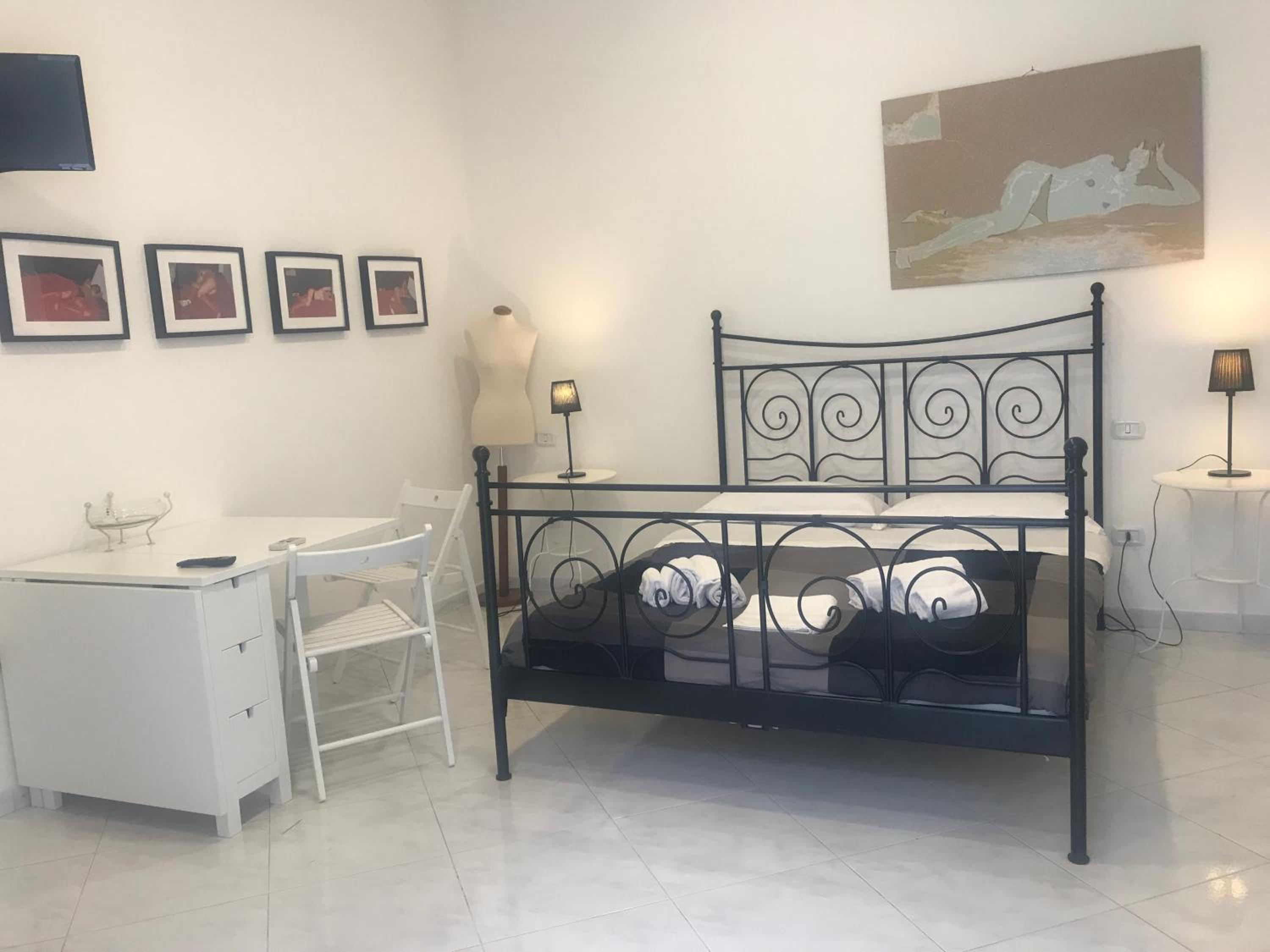 One-Bedroom Apartment - Photo 1