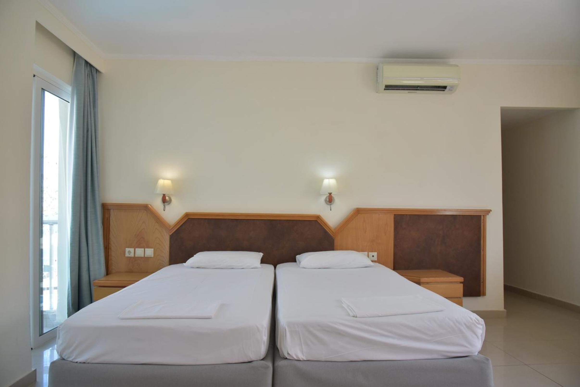 Two Room Apartment Suite with Sea View and Pool View (6 Adults)