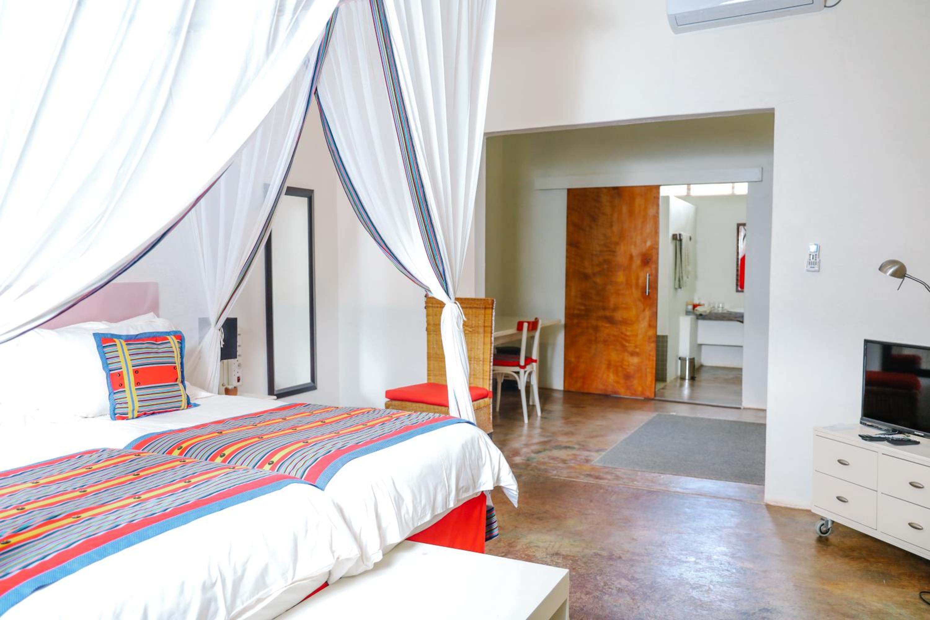 Twin Room with Mountain View - Disability Access - Photo 4