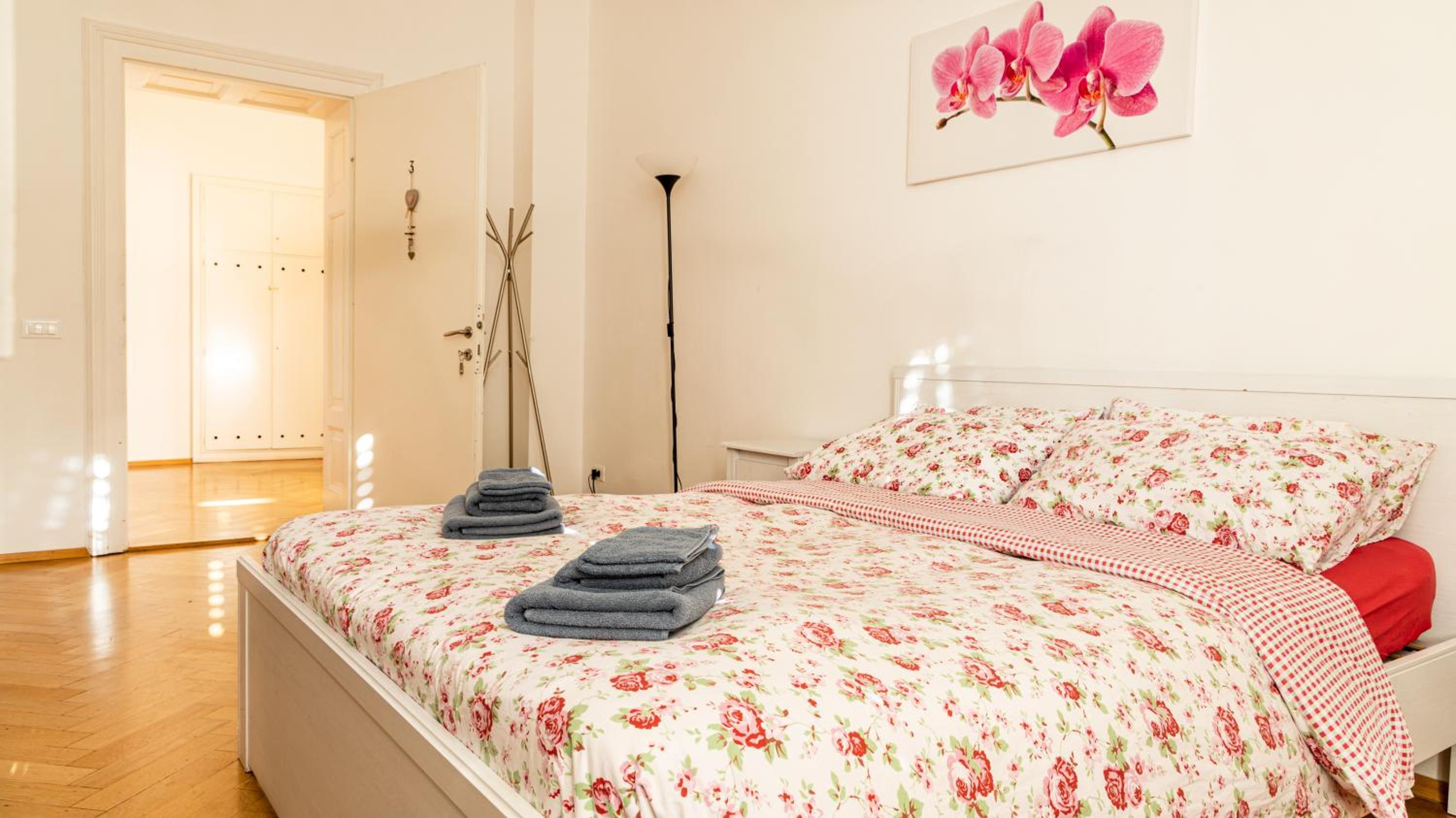 Double Room with Shared Shower and Toilet photo 3