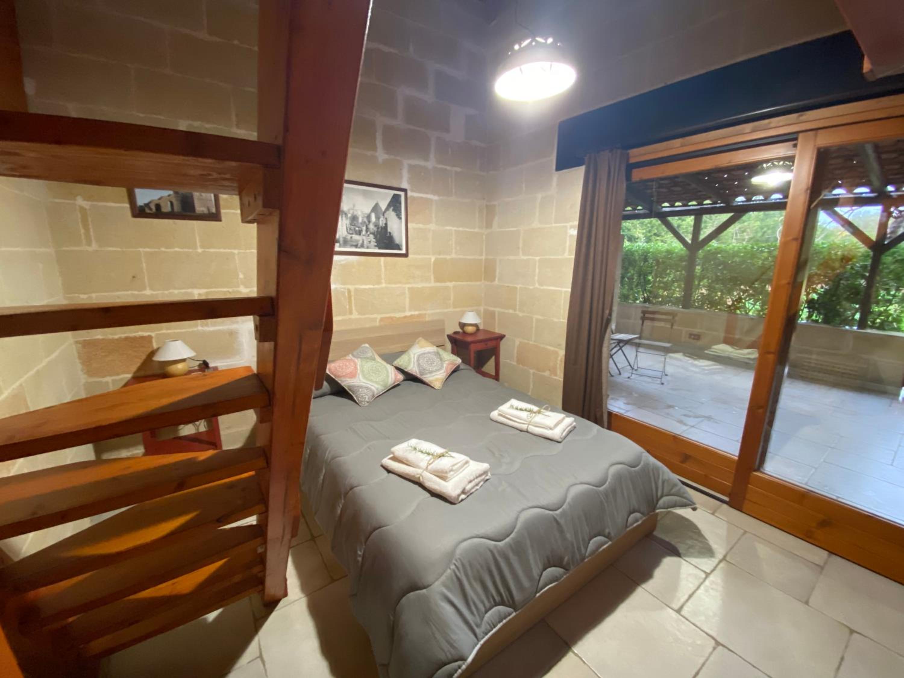 Large Double Room - Photo 8