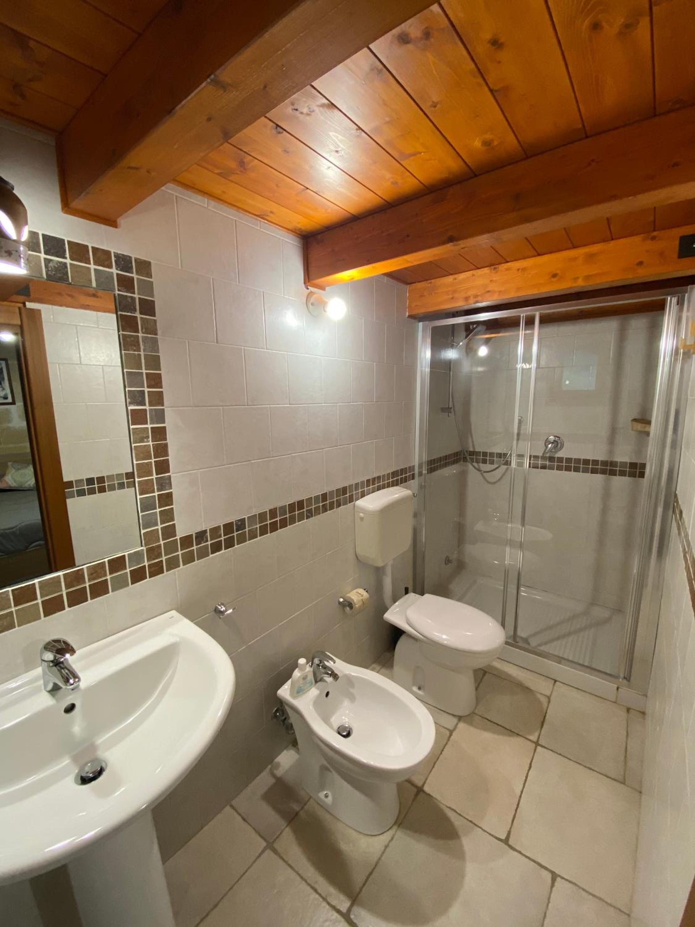 Large Double Room - Photo 6