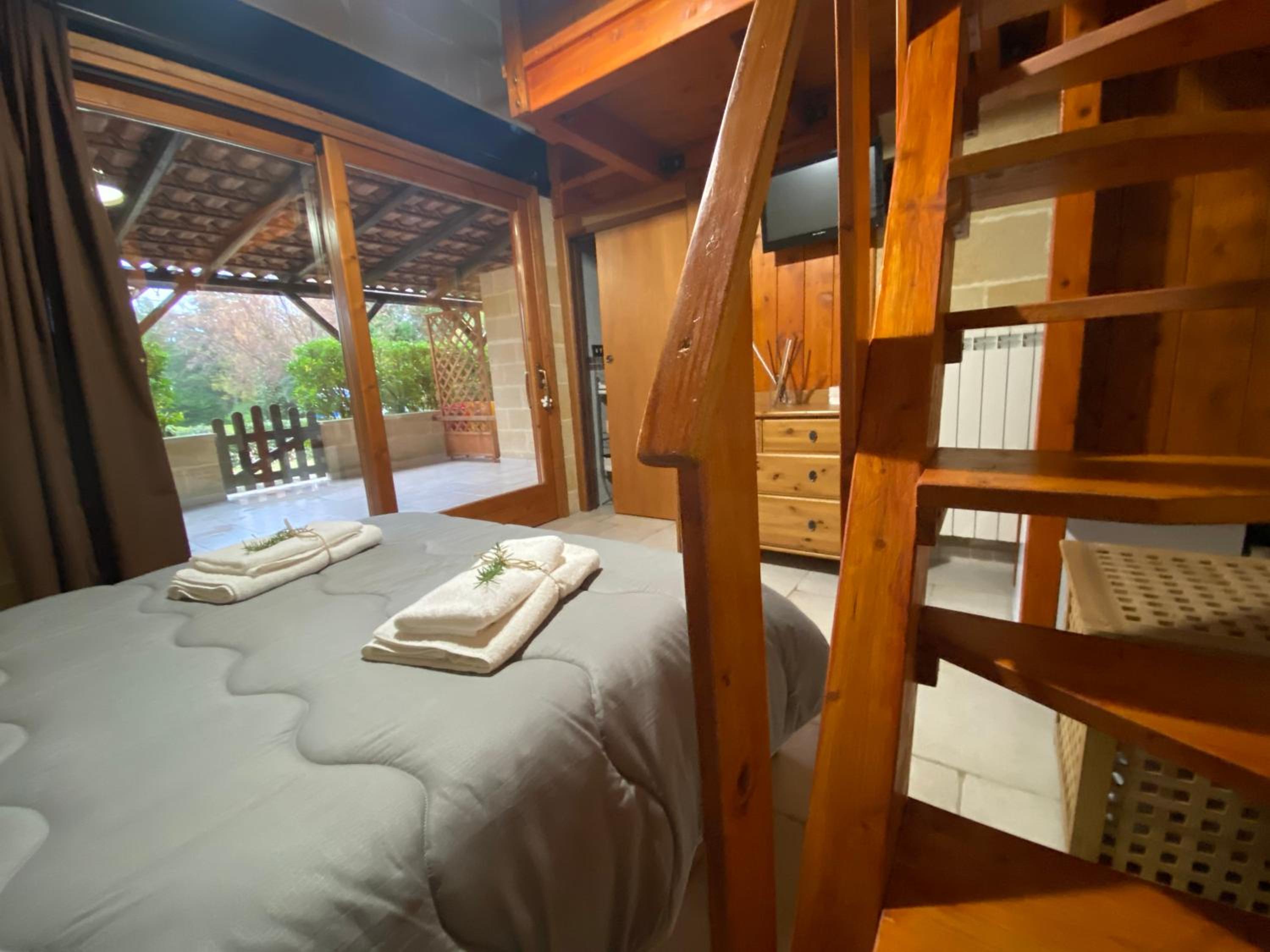 Large Double Room - Photo 5