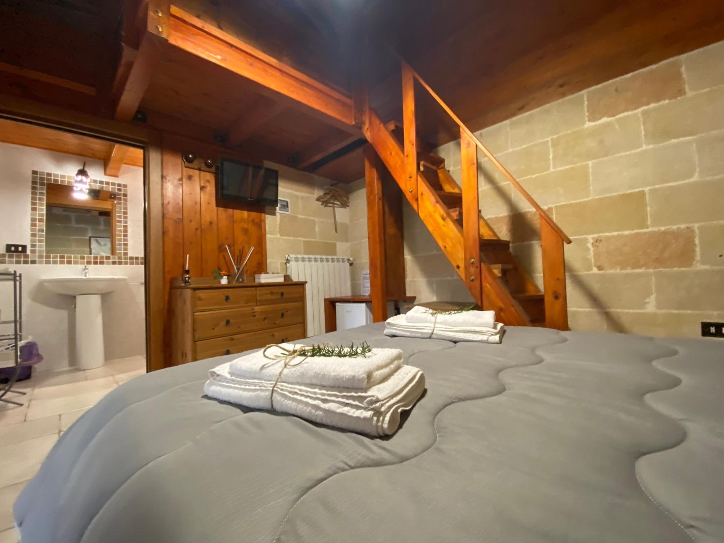 Large Double Room - Photo 3
