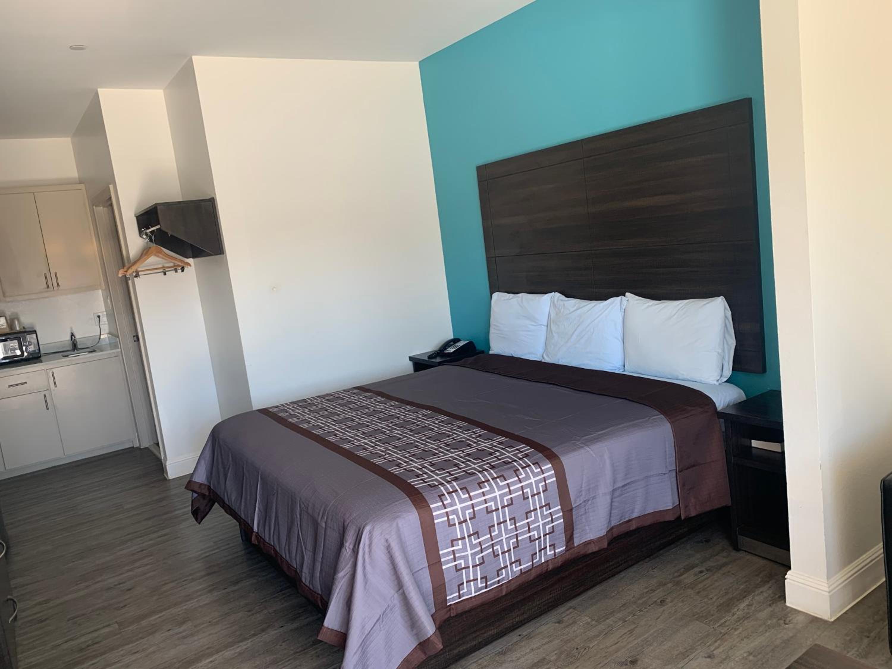 Deluxe King Suite