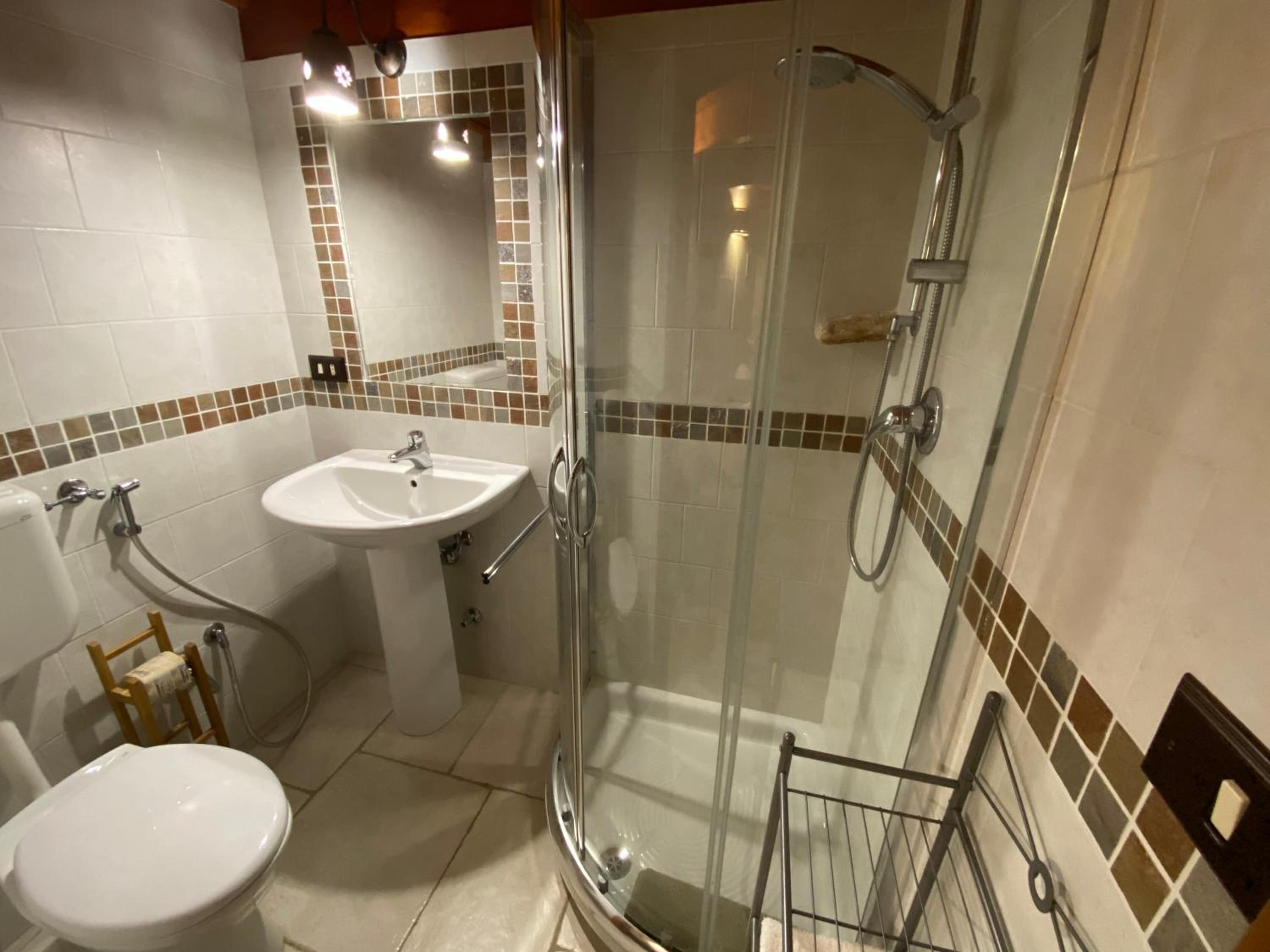 Double Room with Private Bathroom - Photo 10