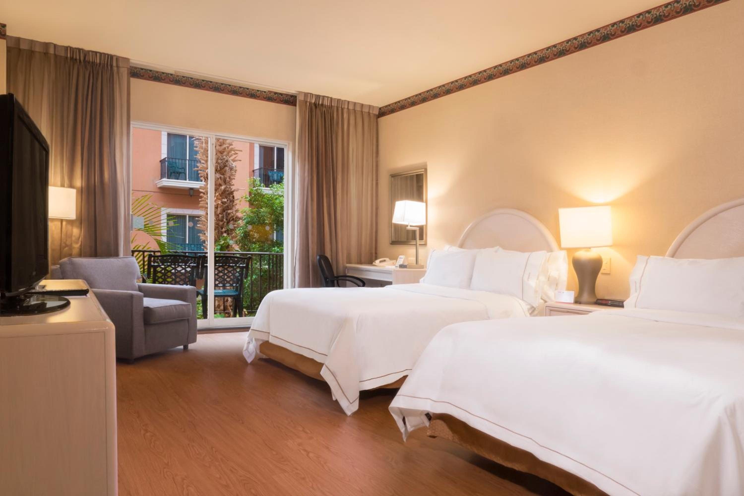 Deluxe Double Room with Two Double Beds - Non-Smoking - Photo 2