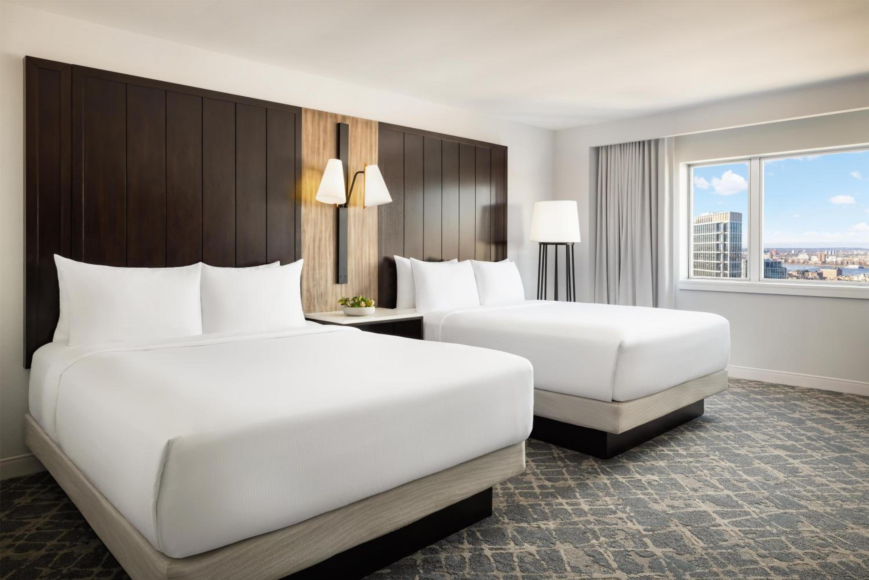 Queen Room with Two Queen Beds and Charles River View photo 3