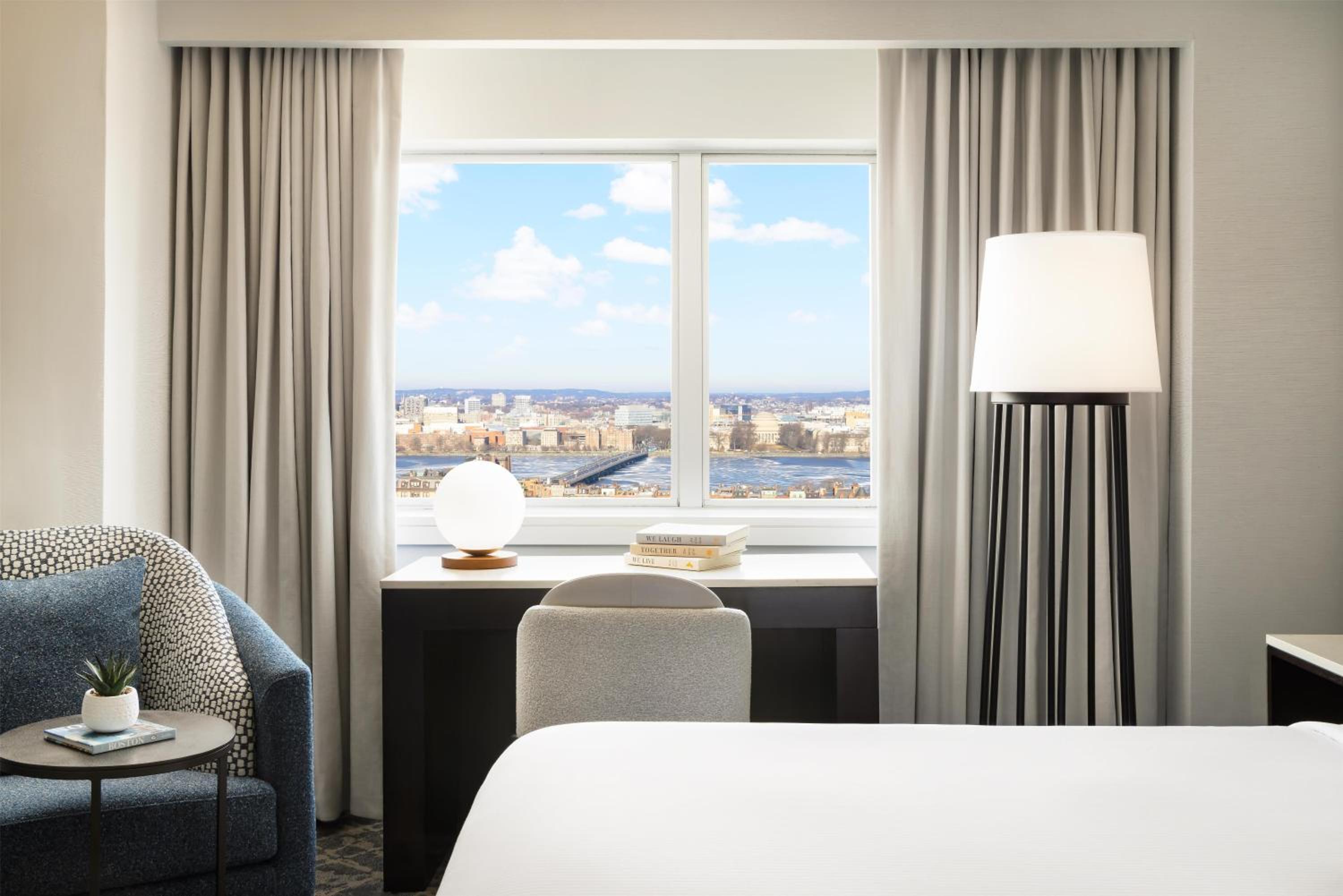 King Room with Charles River View and Sofa Bed photo 3